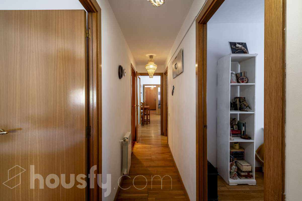Housfy vende tu próximo hogar en Vilafranca del Penedès! 🏡✨ Descubre este piso muy luminoso y todo exterior, perfecto para quienes buscan amplitud y comodidad. Con 121 m² construidos (finca del 2004) y muy bien conservado, la vivienda se ubica en una zona tranquila rodeada de todos los servicios. Distribución ideal: * Salón-comedor amplio y lleno de luz natural * 4 dormitorios espaciosos * 2 baños completos * Cocina independiente totalmente equipada Equipamiento y confort: * En el salón, salida a balcón para disfrutar del aire libre * Ascensor en la finca * Calefacción para todo el año * Electrodomésticos incluidos * Cédula de habitabilidad al día Entorno inmejorable: Ubicado en una zona residencial pacífica pero perfectamente comunicada, a un paso de transporte público, colegios, supermercados y farmacias. ¡Listo para entrar a vivir! Contacta con nosotros para concertar una visita. Aviso legal El precio de venta no incluye gastos de la compraventa como notaría, registro, impuestos, ni tampoco honorarios agencia. Esta publicación no es vinculante. Consulta siempre la nota simple con Housfy antes de formalizar la compraventa. Sobre nosotros Housfy es la plataforma integral de servicios inmobiliarios. Nuestra combinación de expertos y tecnología pone al alcance de todo el mundo servicios cómodos, claros y seguros. AICAT número: 7922. Nos encargamos de la gestión y asesoramiento de la compra. ¡Olvídate de todo! Hacemos los trámites por ti. Y, si además necesitas financiación, ponemos a tu disposición un bróker hipotecario para ayudarte a conseguir las mejores condiciones para tu perfil económico. ¿Quieres visitarla? Contacta con Housfy y agenda tu visita sin compromiso. Más información en: housfy.com-28