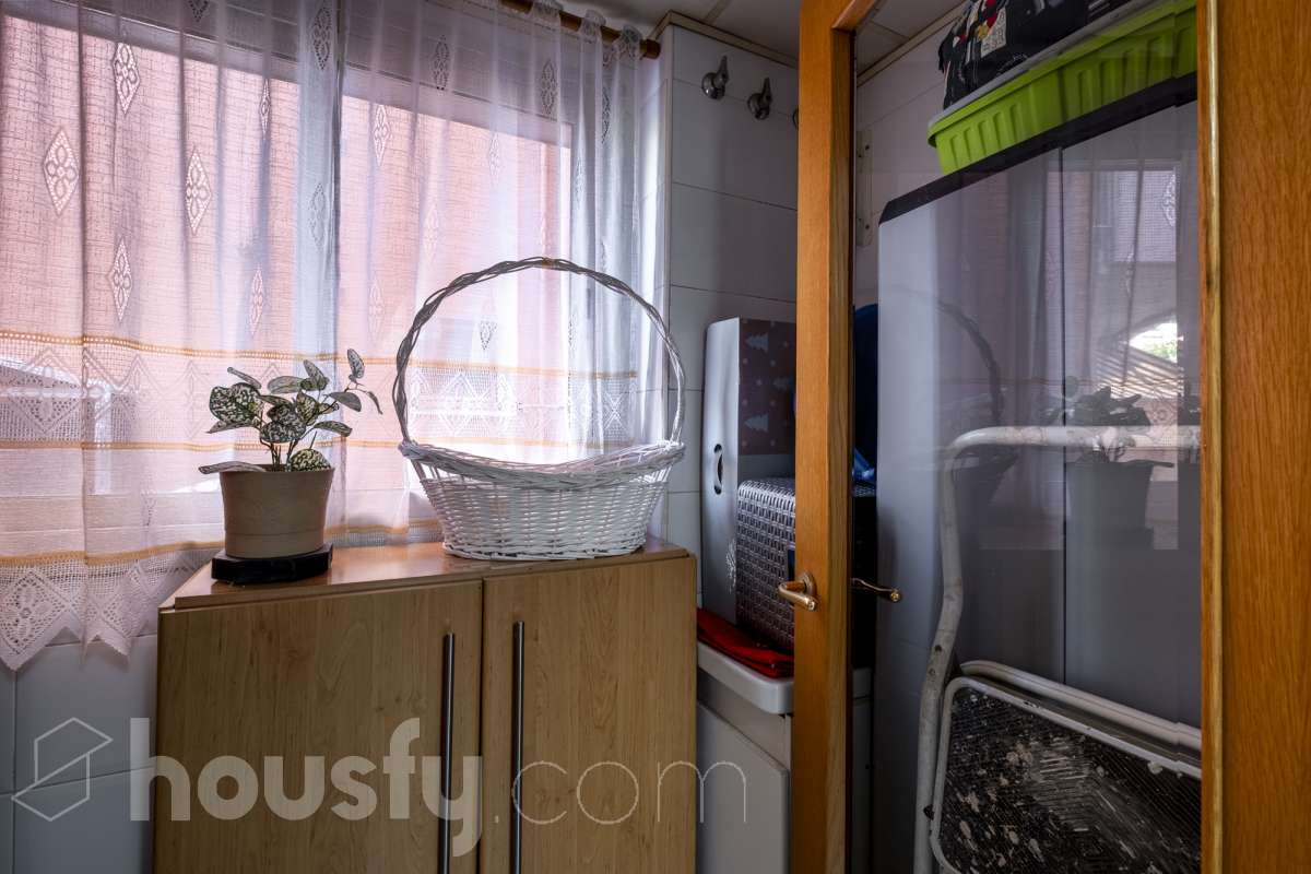 Housfy vende tu próximo hogar en Vilafranca del Penedès! 🏡✨ Descubre este piso muy luminoso y todo exterior, perfecto para quienes buscan amplitud y comodidad. Con 121 m² construidos (finca del 2004) y muy bien conservado, la vivienda se ubica en una zona tranquila rodeada de todos los servicios. Distribución ideal: * Salón-comedor amplio y lleno de luz natural * 4 dormitorios espaciosos * 2 baños completos * Cocina independiente totalmente equipada Equipamiento y confort: * En el salón, salida a balcón para disfrutar del aire libre * Ascensor en la finca * Calefacción para todo el año * Electrodomésticos incluidos * Cédula de habitabilidad al día Entorno inmejorable: Ubicado en una zona residencial pacífica pero perfectamente comunicada, a un paso de transporte público, colegios, supermercados y farmacias. ¡Listo para entrar a vivir! Contacta con nosotros para concertar una visita. Aviso legal El precio de venta no incluye gastos de la compraventa como notaría, registro, impuestos, ni tampoco honorarios agencia. Esta publicación no es vinculante. Consulta siempre la nota simple con Housfy antes de formalizar la compraventa. Sobre nosotros Housfy es la plataforma integral de servicios inmobiliarios. Nuestra combinación de expertos y tecnología pone al alcance de todo el mundo servicios cómodos, claros y seguros. AICAT número: 7922. Nos encargamos de la gestión y asesoramiento de la compra. ¡Olvídate de todo! Hacemos los trámites por ti. Y, si además necesitas financiación, ponemos a tu disposición un bróker hipotecario para ayudarte a conseguir las mejores condiciones para tu perfil económico. ¿Quieres visitarla? Contacta con Housfy y agenda tu visita sin compromiso. Más información en: housfy.com-27