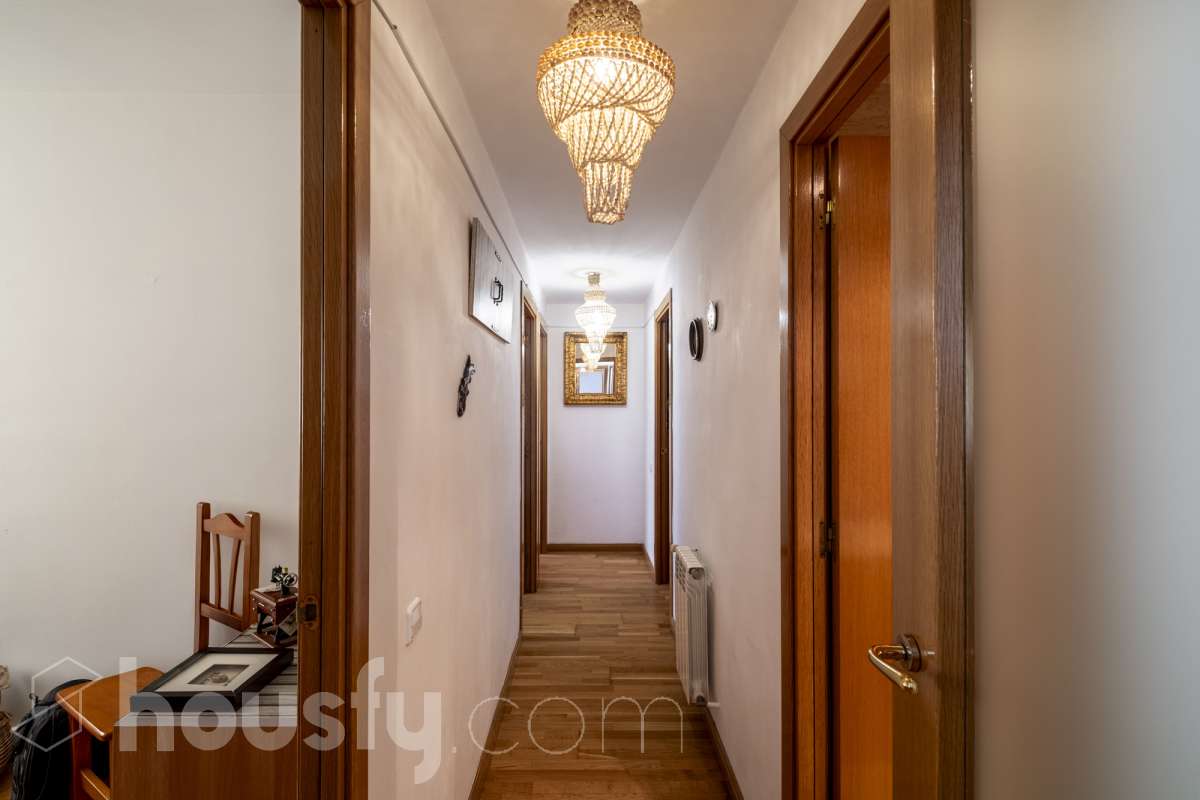Housfy vende tu próximo hogar en Vilafranca del Penedès! 🏡✨ Descubre este piso muy luminoso y todo exterior, perfecto para quienes buscan amplitud y comodidad. Con 121 m² construidos (finca del 2004) y muy bien conservado, la vivienda se ubica en una zona tranquila rodeada de todos los servicios. Distribución ideal: * Salón-comedor amplio y lleno de luz natural * 4 dormitorios espaciosos * 2 baños completos * Cocina independiente totalmente equipada Equipamiento y confort: * En el salón, salida a balcón para disfrutar del aire libre * Ascensor en la finca * Calefacción para todo el año * Electrodomésticos incluidos * Cédula de habitabilidad al día Entorno inmejorable: Ubicado en una zona residencial pacífica pero perfectamente comunicada, a un paso de transporte público, colegios, supermercados y farmacias. ¡Listo para entrar a vivir! Contacta con nosotros para concertar una visita. Aviso legal El precio de venta no incluye gastos de la compraventa como notaría, registro, impuestos, ni tampoco honorarios agencia. Esta publicación no es vinculante. Consulta siempre la nota simple con Housfy antes de formalizar la compraventa. Sobre nosotros Housfy es la plataforma integral de servicios inmobiliarios. Nuestra combinación de expertos y tecnología pone al alcance de todo el mundo servicios cómodos, claros y seguros. AICAT número: 7922. Nos encargamos de la gestión y asesoramiento de la compra. ¡Olvídate de todo! Hacemos los trámites por ti. Y, si además necesitas financiación, ponemos a tu disposición un bróker hipotecario para ayudarte a conseguir las mejores condiciones para tu perfil económico. ¿Quieres visitarla? Contacta con Housfy y agenda tu visita sin compromiso. Más información en: housfy.com-26