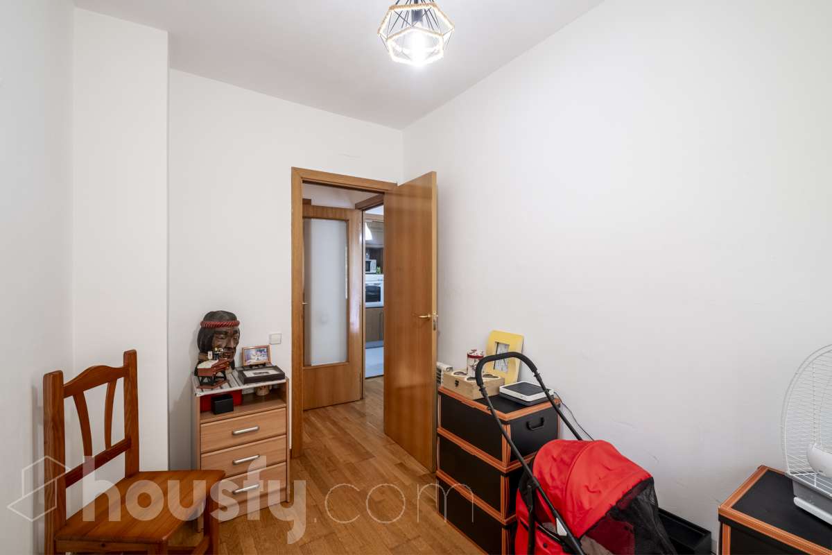 Housfy vende tu próximo hogar en Vilafranca del Penedès! 🏡✨ Descubre este piso muy luminoso y todo exterior, perfecto para quienes buscan amplitud y comodidad. Con 121 m² construidos (finca del 2004) y muy bien conservado, la vivienda se ubica en una zona tranquila rodeada de todos los servicios. Distribución ideal: * Salón-comedor amplio y lleno de luz natural * 4 dormitorios espaciosos * 2 baños completos * Cocina independiente totalmente equipada Equipamiento y confort: * En el salón, salida a balcón para disfrutar del aire libre * Ascensor en la finca * Calefacción para todo el año * Electrodomésticos incluidos * Cédula de habitabilidad al día Entorno inmejorable: Ubicado en una zona residencial pacífica pero perfectamente comunicada, a un paso de transporte público, colegios, supermercados y farmacias. ¡Listo para entrar a vivir! Contacta con nosotros para concertar una visita. Aviso legal El precio de venta no incluye gastos de la compraventa como notaría, registro, impuestos, ni tampoco honorarios agencia. Esta publicación no es vinculante. Consulta siempre la nota simple con Housfy antes de formalizar la compraventa. Sobre nosotros Housfy es la plataforma integral de servicios inmobiliarios. Nuestra combinación de expertos y tecnología pone al alcance de todo el mundo servicios cómodos, claros y seguros. AICAT número: 7922. Nos encargamos de la gestión y asesoramiento de la compra. ¡Olvídate de todo! Hacemos los trámites por ti. Y, si además necesitas financiación, ponemos a tu disposición un bróker hipotecario para ayudarte a conseguir las mejores condiciones para tu perfil económico. ¿Quieres visitarla? Contacta con Housfy y agenda tu visita sin compromiso. Más información en: housfy.com-7