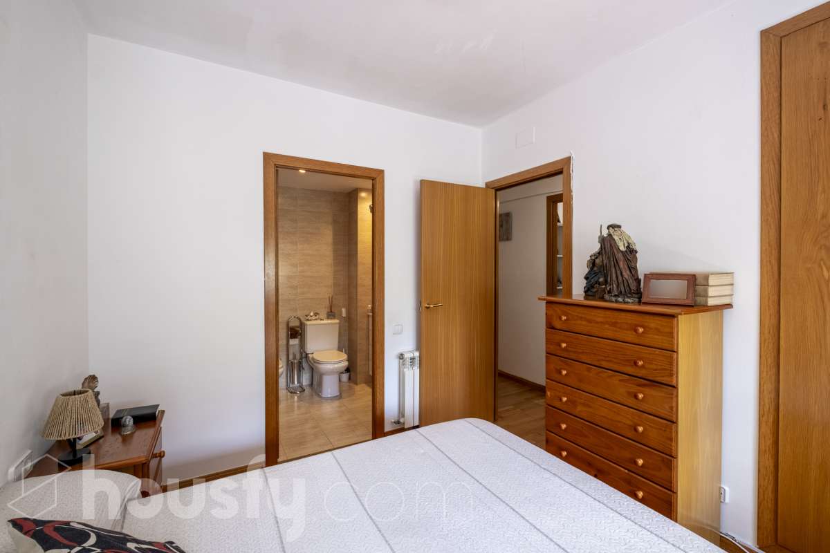 Housfy vende tu próximo hogar en Vilafranca del Penedès! 🏡✨ Descubre este piso muy luminoso y todo exterior, perfecto para quienes buscan amplitud y comodidad. Con 121 m² construidos (finca del 2004) y muy bien conservado, la vivienda se ubica en una zona tranquila rodeada de todos los servicios. Distribución ideal: * Salón-comedor amplio y lleno de luz natural * 4 dormitorios espaciosos * 2 baños completos * Cocina independiente totalmente equipada Equipamiento y confort: * En el salón, salida a balcón para disfrutar del aire libre * Ascensor en la finca * Calefacción para todo el año * Electrodomésticos incluidos * Cédula de habitabilidad al día Entorno inmejorable: Ubicado en una zona residencial pacífica pero perfectamente comunicada, a un paso de transporte público, colegios, supermercados y farmacias. ¡Listo para entrar a vivir! Contacta con nosotros para concertar una visita. Aviso legal El precio de venta no incluye gastos de la compraventa como notaría, registro, impuestos, ni tampoco honorarios agencia. Esta publicación no es vinculante. Consulta siempre la nota simple con Housfy antes de formalizar la compraventa. Sobre nosotros Housfy es la plataforma integral de servicios inmobiliarios. Nuestra combinación de expertos y tecnología pone al alcance de todo el mundo servicios cómodos, claros y seguros. AICAT número: 7922. Nos encargamos de la gestión y asesoramiento de la compra. ¡Olvídate de todo! Hacemos los trámites por ti. Y, si además necesitas financiación, ponemos a tu disposición un bróker hipotecario para ayudarte a conseguir las mejores condiciones para tu perfil económico. ¿Quieres visitarla? Contacta con Housfy y agenda tu visita sin compromiso. Más información en: housfy.com-14