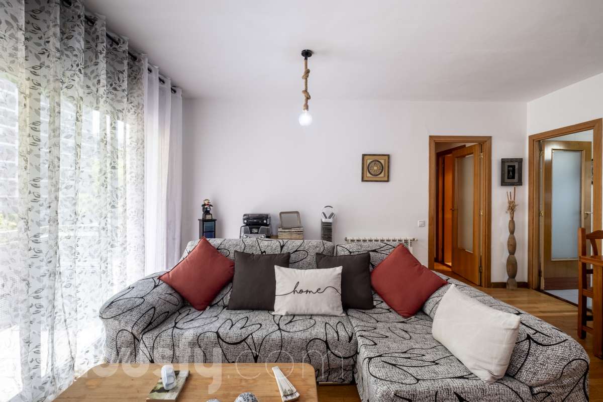 Housfy vende tu próximo hogar en Vilafranca del Penedès! 🏡✨ Descubre este piso muy luminoso y todo exterior, perfecto para quienes buscan amplitud y comodidad. Con 121 m² construidos (finca del 2004) y muy bien conservado, la vivienda se ubica en una zona tranquila rodeada de todos los servicios. Distribución ideal: * Salón-comedor amplio y lleno de luz natural * 4 dormitorios espaciosos * 2 baños completos * Cocina independiente totalmente equipada Equipamiento y confort: * En el salón, salida a balcón para disfrutar del aire libre * Ascensor en la finca * Calefacción para todo el año * Electrodomésticos incluidos * Cédula de habitabilidad al día Entorno inmejorable: Ubicado en una zona residencial pacífica pero perfectamente comunicada, a un paso de transporte público, colegios, supermercados y farmacias. ¡Listo para entrar a vivir! Contacta con nosotros para concertar una visita. Aviso legal El precio de venta no incluye gastos de la compraventa como notaría, registro, impuestos, ni tampoco honorarios agencia. Esta publicación no es vinculante. Consulta siempre la nota simple con Housfy antes de formalizar la compraventa. Sobre nosotros Housfy es la plataforma integral de servicios inmobiliarios. Nuestra combinación de expertos y tecnología pone al alcance de todo el mundo servicios cómodos, claros y seguros. AICAT número: 7922. Nos encargamos de la gestión y asesoramiento de la compra. ¡Olvídate de todo! Hacemos los trámites por ti. Y, si además necesitas financiación, ponemos a tu disposición un bróker hipotecario para ayudarte a conseguir las mejores condiciones para tu perfil económico. ¿Quieres visitarla? Contacta con Housfy y agenda tu visita sin compromiso. Más información en: housfy.com-2