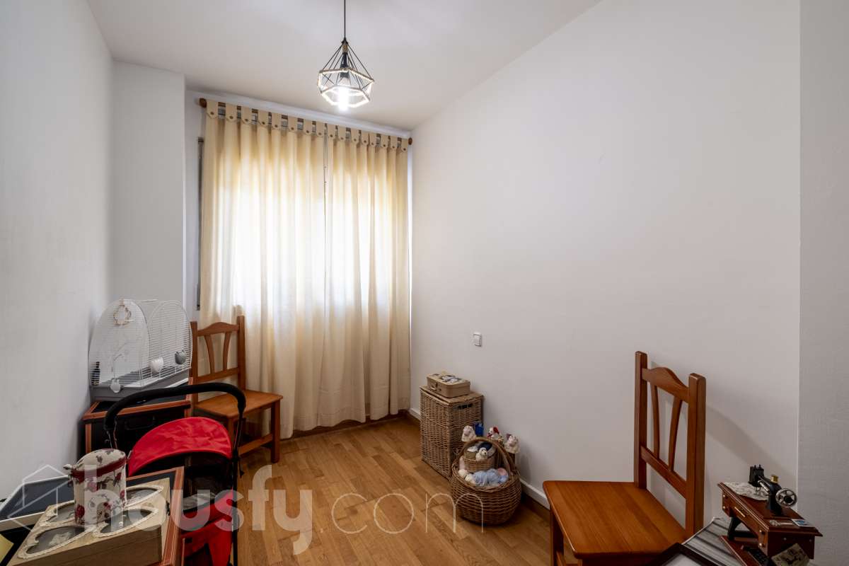 Housfy vende tu próximo hogar en Vilafranca del Penedès! 🏡✨ Descubre este piso muy luminoso y todo exterior, perfecto para quienes buscan amplitud y comodidad. Con 121 m² construidos (finca del 2004) y muy bien conservado, la vivienda se ubica en una zona tranquila rodeada de todos los servicios. Distribución ideal: * Salón-comedor amplio y lleno de luz natural * 4 dormitorios espaciosos * 2 baños completos * Cocina independiente totalmente equipada Equipamiento y confort: * En el salón, salida a balcón para disfrutar del aire libre * Ascensor en la finca * Calefacción para todo el año * Electrodomésticos incluidos * Cédula de habitabilidad al día Entorno inmejorable: Ubicado en una zona residencial pacífica pero perfectamente comunicada, a un paso de transporte público, colegios, supermercados y farmacias. ¡Listo para entrar a vivir! Contacta con nosotros para concertar una visita. Aviso legal El precio de venta no incluye gastos de la compraventa como notaría, registro, impuestos, ni tampoco honorarios agencia. Esta publicación no es vinculante. Consulta siempre la nota simple con Housfy antes de formalizar la compraventa. Sobre nosotros Housfy es la plataforma integral de servicios inmobiliarios. Nuestra combinación de expertos y tecnología pone al alcance de todo el mundo servicios cómodos, claros y seguros. AICAT número: 7922. Nos encargamos de la gestión y asesoramiento de la compra. ¡Olvídate de todo! Hacemos los trámites por ti. Y, si además necesitas financiación, ponemos a tu disposición un bróker hipotecario para ayudarte a conseguir las mejores condiciones para tu perfil económico. ¿Quieres visitarla? Contacta con Housfy y agenda tu visita sin compromiso. Más información en: housfy.com-15