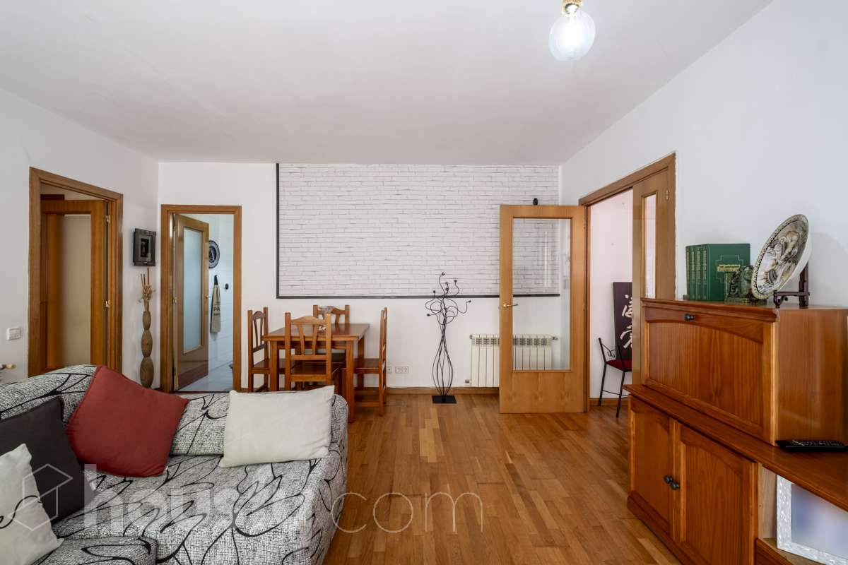 Housfy vende tu próximo hogar en Vilafranca del Penedès! 🏡✨ Descubre este piso muy luminoso y todo exterior, perfecto para quienes buscan amplitud y comodidad. Con 121 m² construidos (finca del 2004) y muy bien conservado, la vivienda se ubica en una zona tranquila rodeada de todos los servicios. Distribución ideal: * Salón-comedor amplio y lleno de luz natural * 4 dormitorios espaciosos * 2 baños completos * Cocina independiente totalmente equipada Equipamiento y confort: * En el salón, salida a balcón para disfrutar del aire libre * Ascensor en la finca * Calefacción para todo el año * Electrodomésticos incluidos * Cédula de habitabilidad al día Entorno inmejorable: Ubicado en una zona residencial pacífica pero perfectamente comunicada, a un paso de transporte público, colegios, supermercados y farmacias. ¡Listo para entrar a vivir! Contacta con nosotros para concertar una visita. Aviso legal El precio de venta no incluye gastos de la compraventa como notaría, registro, impuestos, ni tampoco honorarios agencia. Esta publicación no es vinculante. Consulta siempre la nota simple con Housfy antes de formalizar la compraventa. Sobre nosotros Housfy es la plataforma integral de servicios inmobiliarios. Nuestra combinación de expertos y tecnología pone al alcance de todo el mundo servicios cómodos, claros y seguros. AICAT número: 7922. Nos encargamos de la gestión y asesoramiento de la compra. ¡Olvídate de todo! Hacemos los trámites por ti. Y, si además necesitas financiación, ponemos a tu disposición un bróker hipotecario para ayudarte a conseguir las mejores condiciones para tu perfil económico. ¿Quieres visitarla? Contacta con Housfy y agenda tu visita sin compromiso. Más información en: housfy.com-30