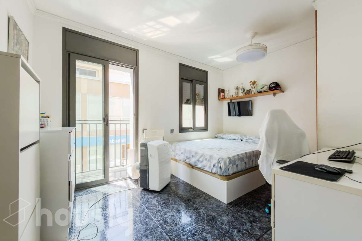 Housfy vende 🏡 casa luminosa ubicada en Badalona, la cuál consta de 209m2 útiles (verificados con la Dirección General de Catastro). Construida en el año: 2006. Distribución de estancias -Salón-comedor -4 Dormitorios -3 Baños -Cocina equipada Características específicas -Aire acondicionado -Calefacción -Balcón -Terraza Zona y entorno Respecto a la ubicación, se sitúa en Badalona municipio de Barcelona. Esta propiedad se encuentra cerca de transporte público, colegios, supermercados y farmacias. Aviso legal El precio de venta no incluye gastos de la compraventa como notaría, registro, impuestos, ni tampoco honorarios agencia. Esta publicación no es vinculante. Consulta siempre la nota simple con Housfy antes de formalizar la compraventa. Sobre nosotros Housfy es la plataforma integral de servicios inmobiliarios. Nuestra combinación de expertos y tecnología pone al alcance de todo el mundo servicios cómodos, claros y seguros. AICAT número: 7922. Nos encargamos de la gestión y asesoramiento de la compra. ¡Olvídate de todo! Hacemos los trámites por ti. Y, si además necesitas financiación, ponemos a tu disposición un bróker hipotecario para ayudarte a conseguir las mejores condiciones para tu perfil económico. ¿Quieres visitarla? Contacta con Housfy y agenda tu visita sin compromiso. Más información en: housfy.com En cumplimiento de la Ley 8/2026 en Cataluña, el certificado de presencia o ausencia de amianto se encuentra en proceso de tramitación.-5