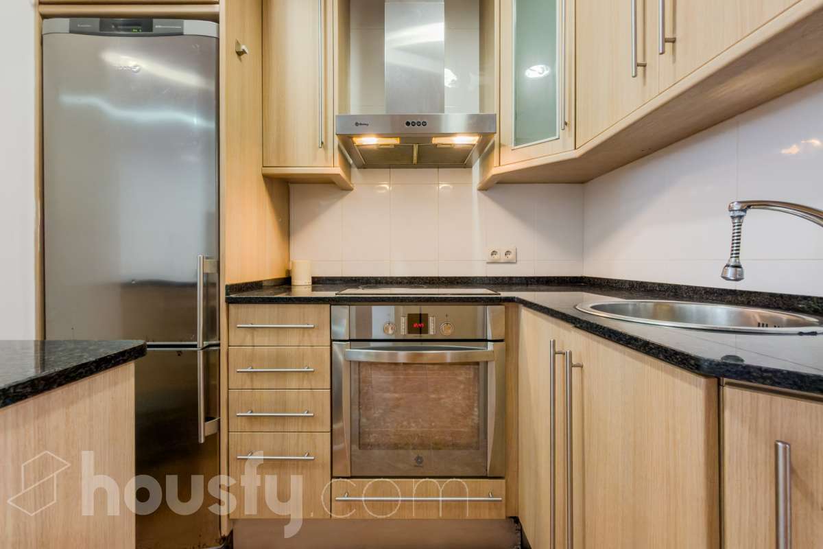 Housfy vende 🏡 casa luminosa ubicada en Badalona, la cuál consta de 209m2 útiles (verificados con la Dirección General de Catastro). Construida en el año: 2006. Distribución de estancias -Salón-comedor -4 Dormitorios -3 Baños -Cocina equipada Características específicas -Aire acondicionado -Calefacción -Balcón -Terraza Zona y entorno Respecto a la ubicación, se sitúa en Badalona municipio de Barcelona. Esta propiedad se encuentra cerca de transporte público, colegios, supermercados y farmacias. Aviso legal El precio de venta no incluye gastos de la compraventa como notaría, registro, impuestos, ni tampoco honorarios agencia. Esta publicación no es vinculante. Consulta siempre la nota simple con Housfy antes de formalizar la compraventa. Sobre nosotros Housfy es la plataforma integral de servicios inmobiliarios. Nuestra combinación de expertos y tecnología pone al alcance de todo el mundo servicios cómodos, claros y seguros. AICAT número: 7922. Nos encargamos de la gestión y asesoramiento de la compra. ¡Olvídate de todo! Hacemos los trámites por ti. Y, si además necesitas financiación, ponemos a tu disposición un bróker hipotecario para ayudarte a conseguir las mejores condiciones para tu perfil económico. ¿Quieres visitarla? Contacta con Housfy y agenda tu visita sin compromiso. Más información en: housfy.com En cumplimiento de la Ley 8/2026 en Cataluña, el certificado de presencia o ausencia de amianto se encuentra en proceso de tramitación.-31