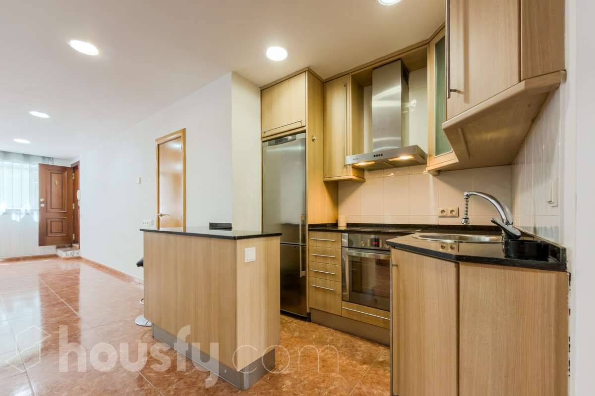 Housfy vende 🏡 casa luminosa ubicada en Badalona, la cuál consta de 209m2 útiles (verificados con la Dirección General de Catastro). Construida en el año: 2006. Distribución de estancias -Salón-comedor -4 Dormitorios -3 Baños -Cocina equipada Características específicas -Aire acondicionado -Calefacción -Balcón -Terraza Zona y entorno Respecto a la ubicación, se sitúa en Badalona municipio de Barcelona. Esta propiedad se encuentra cerca de transporte público, colegios, supermercados y farmacias. Aviso legal El precio de venta no incluye gastos de la compraventa como notaría, registro, impuestos, ni tampoco honorarios agencia. Esta publicación no es vinculante. Consulta siempre la nota simple con Housfy antes de formalizar la compraventa. Sobre nosotros Housfy es la plataforma integral de servicios inmobiliarios. Nuestra combinación de expertos y tecnología pone al alcance de todo el mundo servicios cómodos, claros y seguros. AICAT número: 7922. Nos encargamos de la gestión y asesoramiento de la compra. ¡Olvídate de todo! Hacemos los trámites por ti. Y, si además necesitas financiación, ponemos a tu disposición un bróker hipotecario para ayudarte a conseguir las mejores condiciones para tu perfil económico. ¿Quieres visitarla? Contacta con Housfy y agenda tu visita sin compromiso. Más información en: housfy.com En cumplimiento de la Ley 8/2026 en Cataluña, el certificado de presencia o ausencia de amianto se encuentra en proceso de tramitación.-33