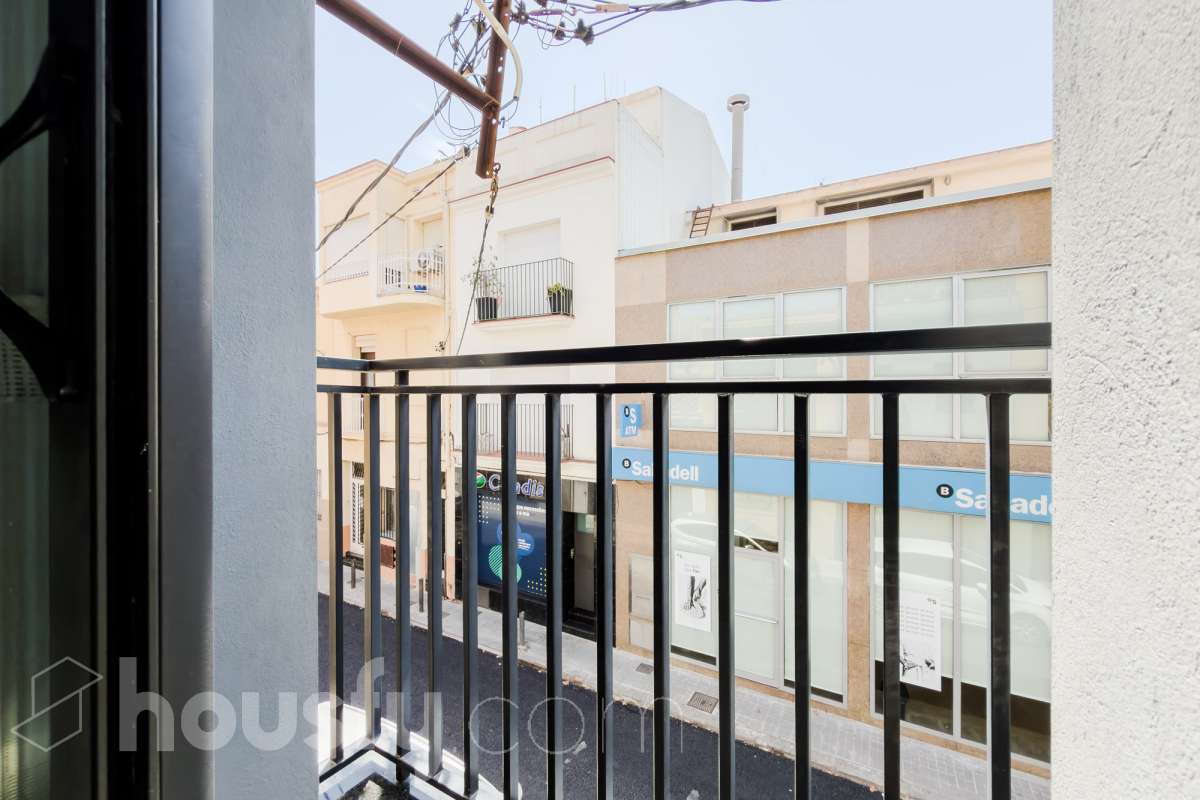 Housfy vende 🏡 casa luminosa ubicada en Badalona, la cuál consta de 209m2 útiles (verificados con la Dirección General de Catastro). Construida en el año: 2006. Distribución de estancias -Salón-comedor -4 Dormitorios -3 Baños -Cocina equipada Características específicas -Aire acondicionado -Calefacción -Balcón -Terraza Zona y entorno Respecto a la ubicación, se sitúa en Badalona municipio de Barcelona. Esta propiedad se encuentra cerca de transporte público, colegios, supermercados y farmacias. Aviso legal El precio de venta no incluye gastos de la compraventa como notaría, registro, impuestos, ni tampoco honorarios agencia. Esta publicación no es vinculante. Consulta siempre la nota simple con Housfy antes de formalizar la compraventa. Sobre nosotros Housfy es la plataforma integral de servicios inmobiliarios. Nuestra combinación de expertos y tecnología pone al alcance de todo el mundo servicios cómodos, claros y seguros. AICAT número: 7922. Nos encargamos de la gestión y asesoramiento de la compra. ¡Olvídate de todo! Hacemos los trámites por ti. Y, si además necesitas financiación, ponemos a tu disposición un bróker hipotecario para ayudarte a conseguir las mejores condiciones para tu perfil económico. ¿Quieres visitarla? Contacta con Housfy y agenda tu visita sin compromiso. Más información en: housfy.com En cumplimiento de la Ley 8/2026 en Cataluña, el certificado de presencia o ausencia de amianto se encuentra en proceso de tramitación.-51