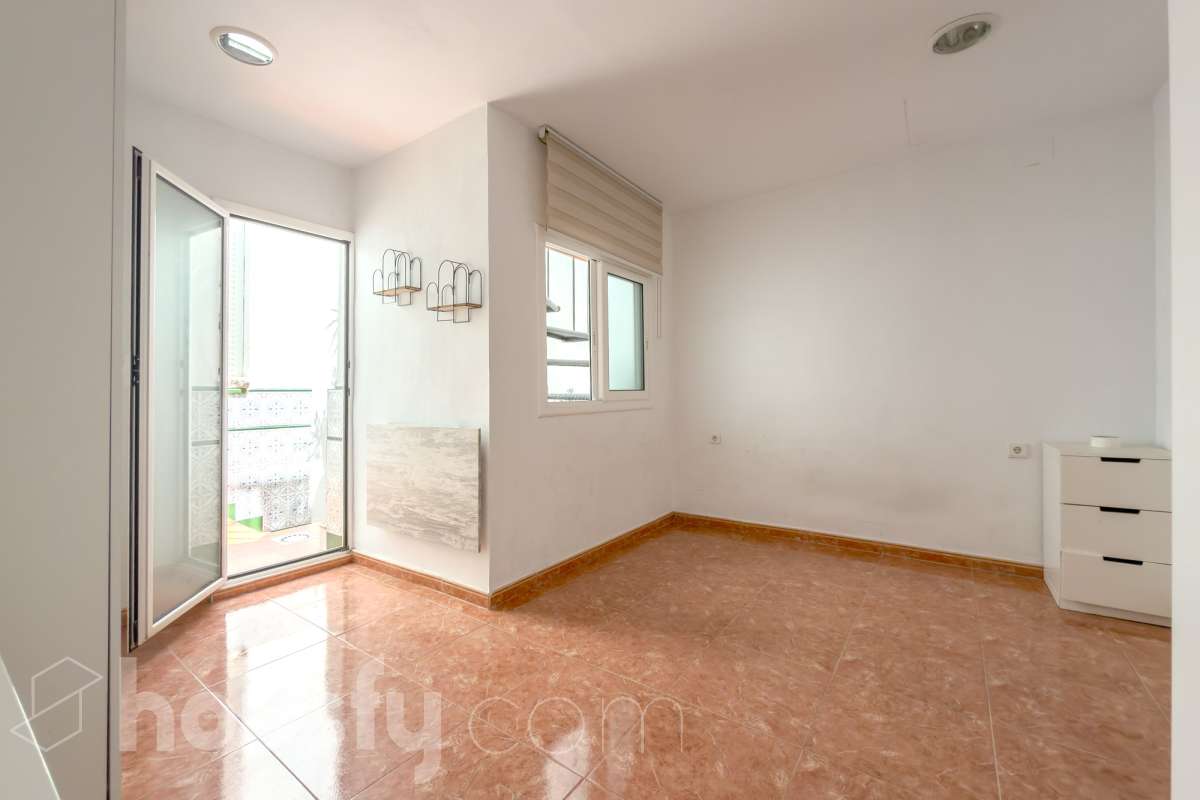 Housfy vende 🏡 casa luminosa ubicada en Badalona, la cuál consta de 209m2 útiles (verificados con la Dirección General de Catastro). Construida en el año: 2006. Distribución de estancias -Salón-comedor -4 Dormitorios -3 Baños -Cocina equipada Características específicas -Aire acondicionado -Calefacción -Balcón -Terraza Zona y entorno Respecto a la ubicación, se sitúa en Badalona municipio de Barcelona. Esta propiedad se encuentra cerca de transporte público, colegios, supermercados y farmacias. Aviso legal El precio de venta no incluye gastos de la compraventa como notaría, registro, impuestos, ni tampoco honorarios agencia. Esta publicación no es vinculante. Consulta siempre la nota simple con Housfy antes de formalizar la compraventa. Sobre nosotros Housfy es la plataforma integral de servicios inmobiliarios. Nuestra combinación de expertos y tecnología pone al alcance de todo el mundo servicios cómodos, claros y seguros. AICAT número: 7922. Nos encargamos de la gestión y asesoramiento de la compra. ¡Olvídate de todo! Hacemos los trámites por ti. Y, si además necesitas financiación, ponemos a tu disposición un bróker hipotecario para ayudarte a conseguir las mejores condiciones para tu perfil económico. ¿Quieres visitarla? Contacta con Housfy y agenda tu visita sin compromiso. Más información en: housfy.com En cumplimiento de la Ley 8/2026 en Cataluña, el certificado de presencia o ausencia de amianto se encuentra en proceso de tramitación.-23