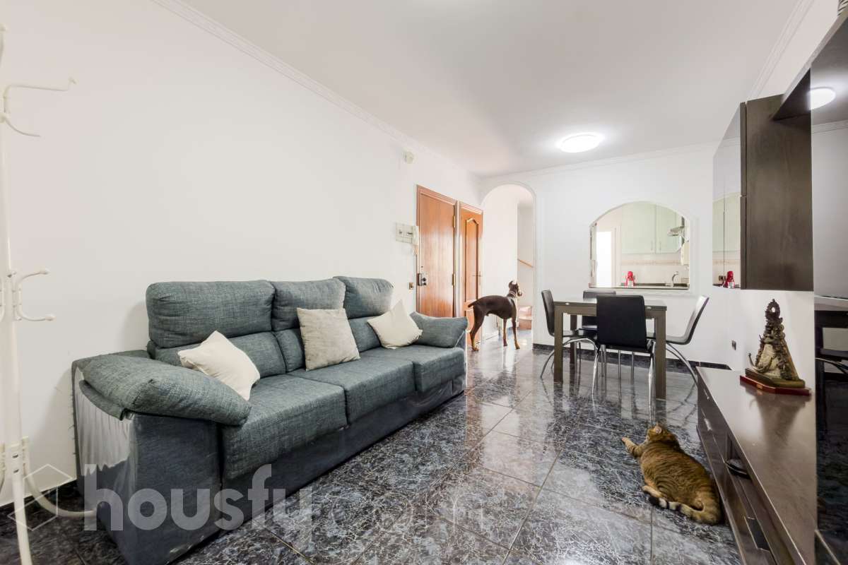 Housfy vende 🏡 casa luminosa ubicada en Badalona, la cuál consta de 209m2 útiles (verificados con la Dirección General de Catastro). Construida en el año: 2006. Distribución de estancias -Salón-comedor -4 Dormitorios -3 Baños -Cocina equipada Características específicas -Aire acondicionado -Calefacción -Balcón -Terraza Zona y entorno Respecto a la ubicación, se sitúa en Badalona municipio de Barcelona. Esta propiedad se encuentra cerca de transporte público, colegios, supermercados y farmacias. Aviso legal El precio de venta no incluye gastos de la compraventa como notaría, registro, impuestos, ni tampoco honorarios agencia. Esta publicación no es vinculante. Consulta siempre la nota simple con Housfy antes de formalizar la compraventa. Sobre nosotros Housfy es la plataforma integral de servicios inmobiliarios. Nuestra combinación de expertos y tecnología pone al alcance de todo el mundo servicios cómodos, claros y seguros. AICAT número: 7922. Nos encargamos de la gestión y asesoramiento de la compra. ¡Olvídate de todo! Hacemos los trámites por ti. Y, si además necesitas financiación, ponemos a tu disposición un bróker hipotecario para ayudarte a conseguir las mejores condiciones para tu perfil económico. ¿Quieres visitarla? Contacta con Housfy y agenda tu visita sin compromiso. Más información en: housfy.com En cumplimiento de la Ley 8/2026 en Cataluña, el certificado de presencia o ausencia de amianto se encuentra en proceso de tramitación.-8
