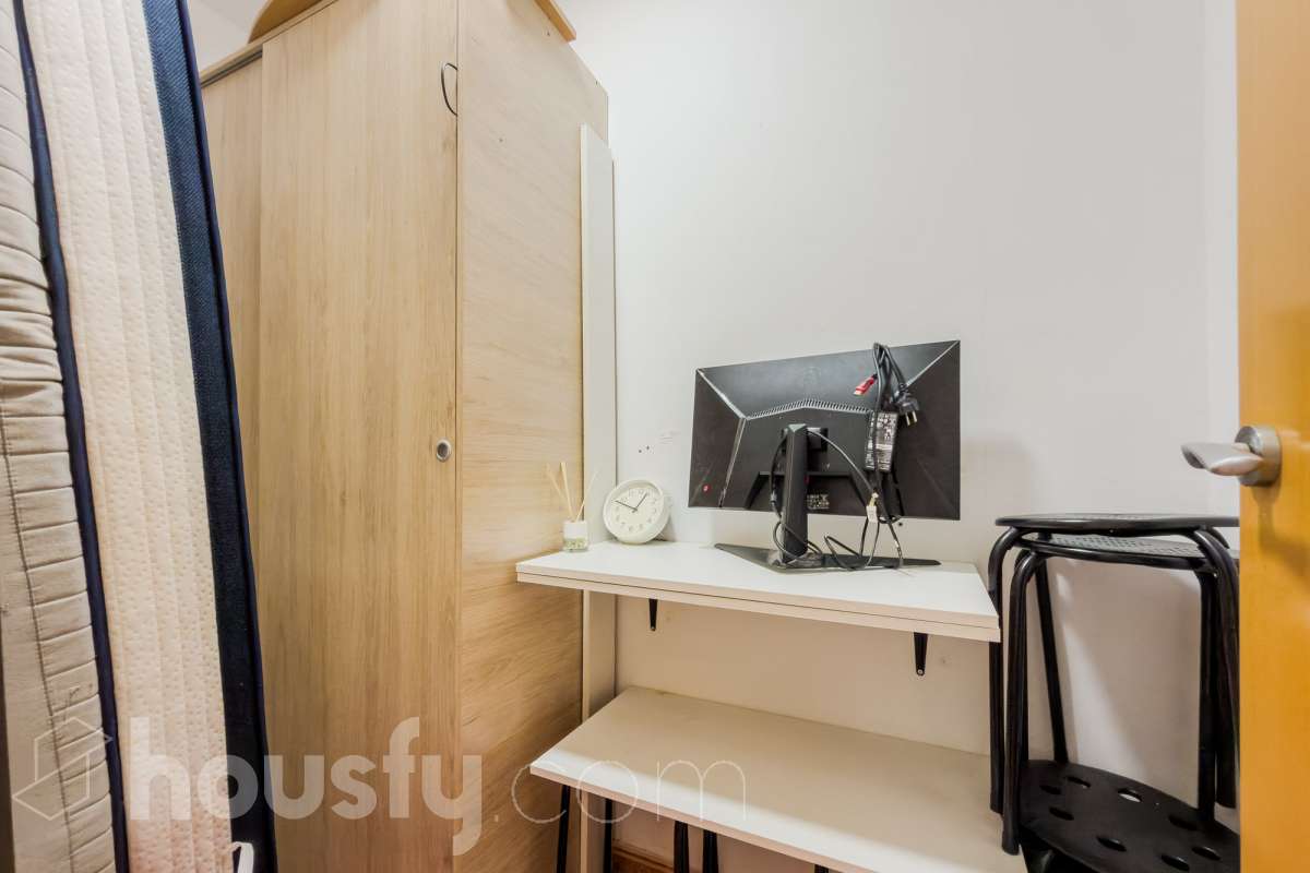 Housfy vende 🏡 casa luminosa ubicada en Badalona, la cuál consta de 209m2 útiles (verificados con la Dirección General de Catastro). Construida en el año: 2006. Distribución de estancias -Salón-comedor -4 Dormitorios -3 Baños -Cocina equipada Características específicas -Aire acondicionado -Calefacción -Balcón -Terraza Zona y entorno Respecto a la ubicación, se sitúa en Badalona municipio de Barcelona. Esta propiedad se encuentra cerca de transporte público, colegios, supermercados y farmacias. Aviso legal El precio de venta no incluye gastos de la compraventa como notaría, registro, impuestos, ni tampoco honorarios agencia. Esta publicación no es vinculante. Consulta siempre la nota simple con Housfy antes de formalizar la compraventa. Sobre nosotros Housfy es la plataforma integral de servicios inmobiliarios. Nuestra combinación de expertos y tecnología pone al alcance de todo el mundo servicios cómodos, claros y seguros. AICAT número: 7922. Nos encargamos de la gestión y asesoramiento de la compra. ¡Olvídate de todo! Hacemos los trámites por ti. Y, si además necesitas financiación, ponemos a tu disposición un bróker hipotecario para ayudarte a conseguir las mejores condiciones para tu perfil económico. ¿Quieres visitarla? Contacta con Housfy y agenda tu visita sin compromiso. Más información en: housfy.com En cumplimiento de la Ley 8/2026 en Cataluña, el certificado de presencia o ausencia de amianto se encuentra en proceso de tramitación.-28