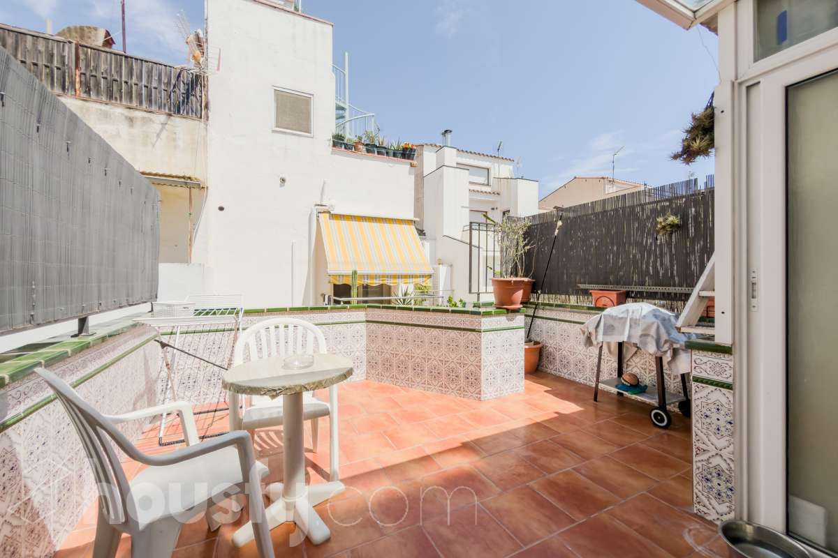 Housfy vende 🏡 casa luminosa ubicada en Badalona, la cuál consta de 209m2 útiles (verificados con la Dirección General de Catastro). Construida en el año: 2006. Distribución de estancias -Salón-comedor -4 Dormitorios -3 Baños -Cocina equipada Características específicas -Aire acondicionado -Calefacción -Balcón -Terraza Zona y entorno Respecto a la ubicación, se sitúa en Badalona municipio de Barcelona. Esta propiedad se encuentra cerca de transporte público, colegios, supermercados y farmacias. Aviso legal El precio de venta no incluye gastos de la compraventa como notaría, registro, impuestos, ni tampoco honorarios agencia. Esta publicación no es vinculante. Consulta siempre la nota simple con Housfy antes de formalizar la compraventa. Sobre nosotros Housfy es la plataforma integral de servicios inmobiliarios. Nuestra combinación de expertos y tecnología pone al alcance de todo el mundo servicios cómodos, claros y seguros. AICAT número: 7922. Nos encargamos de la gestión y asesoramiento de la compra. ¡Olvídate de todo! Hacemos los trámites por ti. Y, si además necesitas financiación, ponemos a tu disposición un bróker hipotecario para ayudarte a conseguir las mejores condiciones para tu perfil económico. ¿Quieres visitarla? Contacta con Housfy y agenda tu visita sin compromiso. Más información en: housfy.com En cumplimiento de la Ley 8/2026 en Cataluña, el certificado de presencia o ausencia de amianto se encuentra en proceso de tramitación.-3