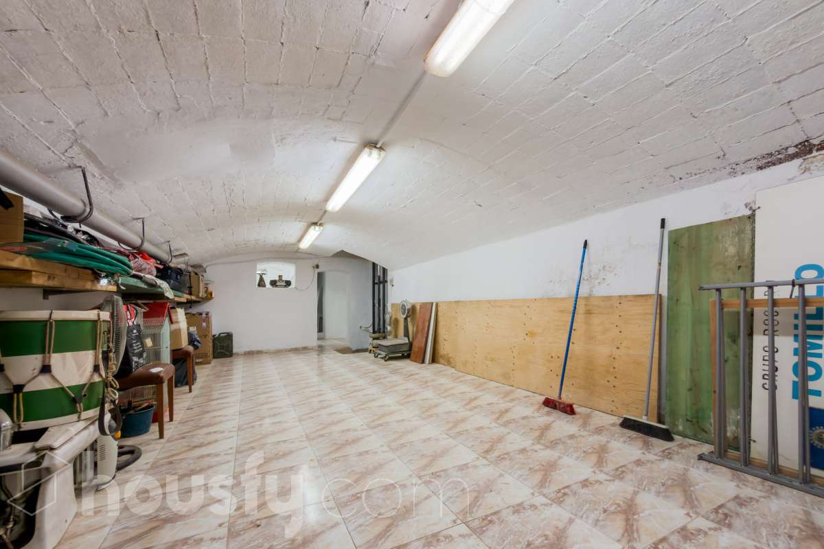 Housfy vende 🏡 casa luminosa ubicada en Badalona, la cuál consta de 209m2 útiles (verificados con la Dirección General de Catastro). Construida en el año: 2006. Distribución de estancias -Salón-comedor -4 Dormitorios -3 Baños -Cocina equipada Características específicas -Aire acondicionado -Calefacción -Balcón -Terraza Zona y entorno Respecto a la ubicación, se sitúa en Badalona municipio de Barcelona. Esta propiedad se encuentra cerca de transporte público, colegios, supermercados y farmacias. Aviso legal El precio de venta no incluye gastos de la compraventa como notaría, registro, impuestos, ni tampoco honorarios agencia. Esta publicación no es vinculante. Consulta siempre la nota simple con Housfy antes de formalizar la compraventa. Sobre nosotros Housfy es la plataforma integral de servicios inmobiliarios. Nuestra combinación de expertos y tecnología pone al alcance de todo el mundo servicios cómodos, claros y seguros. AICAT número: 7922. Nos encargamos de la gestión y asesoramiento de la compra. ¡Olvídate de todo! Hacemos los trámites por ti. Y, si además necesitas financiación, ponemos a tu disposición un bróker hipotecario para ayudarte a conseguir las mejores condiciones para tu perfil económico. ¿Quieres visitarla? Contacta con Housfy y agenda tu visita sin compromiso. Más información en: housfy.com En cumplimiento de la Ley 8/2026 en Cataluña, el certificado de presencia o ausencia de amianto se encuentra en proceso de tramitación.-59