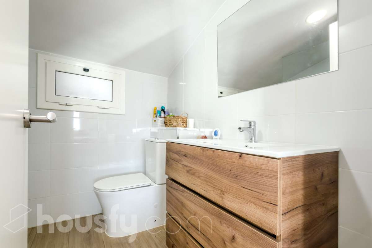 Housfy vende 🏡 casa luminosa ubicada en Badalona, la cuál consta de 209m2 útiles (verificados con la Dirección General de Catastro). Construida en el año: 2006. Distribución de estancias -Salón-comedor -4 Dormitorios -3 Baños -Cocina equipada Características específicas -Aire acondicionado -Calefacción -Balcón -Terraza Zona y entorno Respecto a la ubicación, se sitúa en Badalona municipio de Barcelona. Esta propiedad se encuentra cerca de transporte público, colegios, supermercados y farmacias. Aviso legal El precio de venta no incluye gastos de la compraventa como notaría, registro, impuestos, ni tampoco honorarios agencia. Esta publicación no es vinculante. Consulta siempre la nota simple con Housfy antes de formalizar la compraventa. Sobre nosotros Housfy es la plataforma integral de servicios inmobiliarios. Nuestra combinación de expertos y tecnología pone al alcance de todo el mundo servicios cómodos, claros y seguros. AICAT número: 7922. Nos encargamos de la gestión y asesoramiento de la compra. ¡Olvídate de todo! Hacemos los trámites por ti. Y, si además necesitas financiación, ponemos a tu disposición un bróker hipotecario para ayudarte a conseguir las mejores condiciones para tu perfil económico. ¿Quieres visitarla? Contacta con Housfy y agenda tu visita sin compromiso. Más información en: housfy.com En cumplimiento de la Ley 8/2026 en Cataluña, el certificado de presencia o ausencia de amianto se encuentra en proceso de tramitación.-43