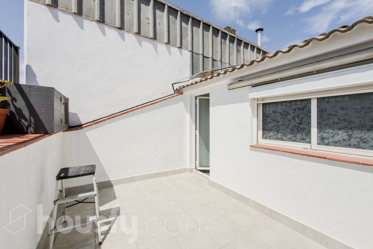 Housfy vende 🏡 casa luminosa ubicada en Badalona, la cuál consta de 209m2 útiles (verificados con la Dirección General de Catastro). Construida en el año: 2006. Distribución de estancias -Salón-comedor -4 Dormitorios -3 Baños -Cocina equipada Características específicas -Aire acondicionado -Calefacción -Balcón -Terraza Zona y entorno Respecto a la ubicación, se sitúa en Badalona municipio de Barcelona. Esta propiedad se encuentra cerca de transporte público, colegios, supermercados y farmacias. Aviso legal El precio de venta no incluye gastos de la compraventa como notaría, registro, impuestos, ni tampoco honorarios agencia. Esta publicación no es vinculante. Consulta siempre la nota simple con Housfy antes de formalizar la compraventa. Sobre nosotros Housfy es la plataforma integral de servicios inmobiliarios. Nuestra combinación de expertos y tecnología pone al alcance de todo el mundo servicios cómodos, claros y seguros. AICAT número: 7922. Nos encargamos de la gestión y asesoramiento de la compra. ¡Olvídate de todo! Hacemos los trámites por ti. Y, si además necesitas financiación, ponemos a tu disposición un bróker hipotecario para ayudarte a conseguir las mejores condiciones para tu perfil económico. ¿Quieres visitarla? Contacta con Housfy y agenda tu visita sin compromiso. Más información en: housfy.com En cumplimiento de la Ley 8/2026 en Cataluña, el certificado de presencia o ausencia de amianto se encuentra en proceso de tramitación.-7