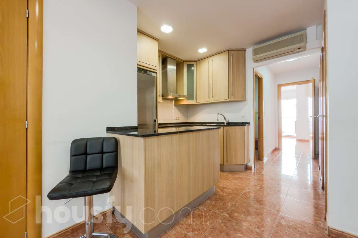 Housfy vende 🏡 casa luminosa ubicada en Badalona, la cuál consta de 209m2 útiles (verificados con la Dirección General de Catastro). Construida en el año: 2006. Distribución de estancias -Salón-comedor -4 Dormitorios -3 Baños -Cocina equipada Características específicas -Aire acondicionado -Calefacción -Balcón -Terraza Zona y entorno Respecto a la ubicación, se sitúa en Badalona municipio de Barcelona. Esta propiedad se encuentra cerca de transporte público, colegios, supermercados y farmacias. Aviso legal El precio de venta no incluye gastos de la compraventa como notaría, registro, impuestos, ni tampoco honorarios agencia. Esta publicación no es vinculante. Consulta siempre la nota simple con Housfy antes de formalizar la compraventa. Sobre nosotros Housfy es la plataforma integral de servicios inmobiliarios. Nuestra combinación de expertos y tecnología pone al alcance de todo el mundo servicios cómodos, claros y seguros. AICAT número: 7922. Nos encargamos de la gestión y asesoramiento de la compra. ¡Olvídate de todo! Hacemos los trámites por ti. Y, si además necesitas financiación, ponemos a tu disposición un bróker hipotecario para ayudarte a conseguir las mejores condiciones para tu perfil económico. ¿Quieres visitarla? Contacta con Housfy y agenda tu visita sin compromiso. Más información en: housfy.com En cumplimiento de la Ley 8/2026 en Cataluña, el certificado de presencia o ausencia de amianto se encuentra en proceso de tramitación.-30