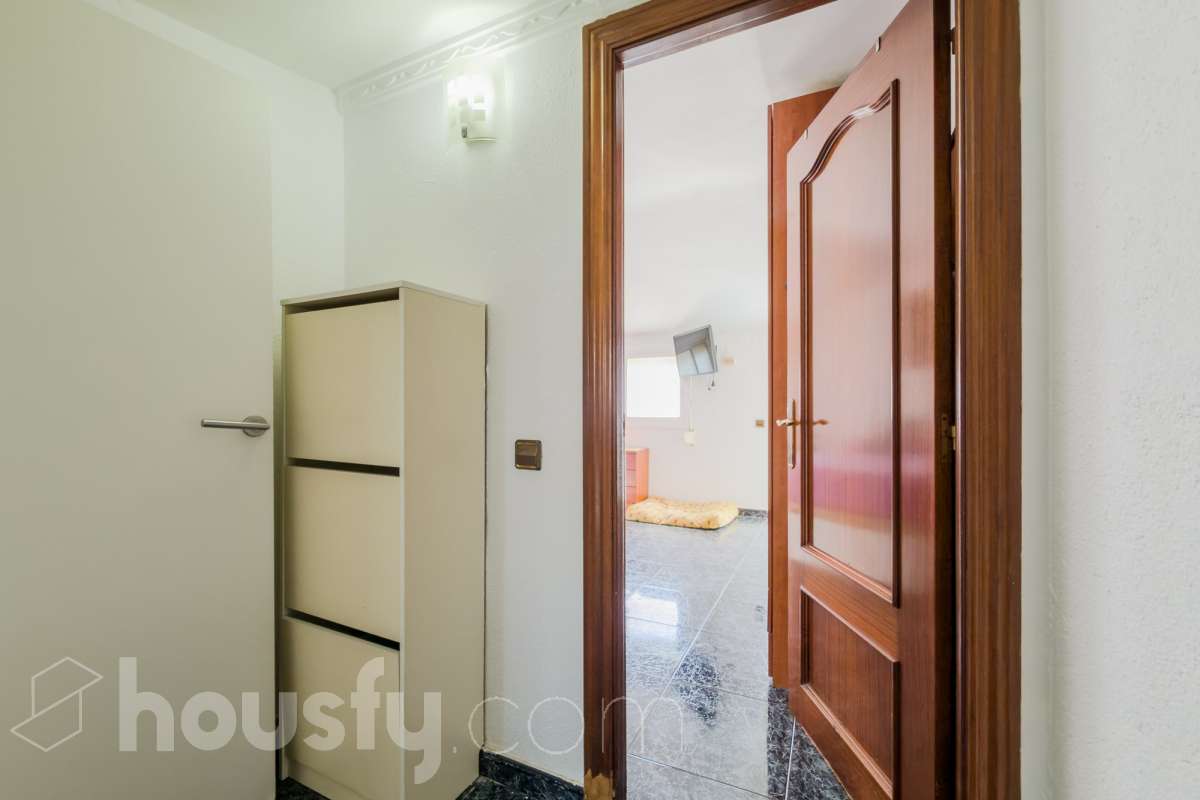 Housfy vende 🏡 casa luminosa ubicada en Badalona, la cuál consta de 209m2 útiles (verificados con la Dirección General de Catastro). Construida en el año: 2006. Distribución de estancias -Salón-comedor -4 Dormitorios -3 Baños -Cocina equipada Características específicas -Aire acondicionado -Calefacción -Balcón -Terraza Zona y entorno Respecto a la ubicación, se sitúa en Badalona municipio de Barcelona. Esta propiedad se encuentra cerca de transporte público, colegios, supermercados y farmacias. Aviso legal El precio de venta no incluye gastos de la compraventa como notaría, registro, impuestos, ni tampoco honorarios agencia. Esta publicación no es vinculante. Consulta siempre la nota simple con Housfy antes de formalizar la compraventa. Sobre nosotros Housfy es la plataforma integral de servicios inmobiliarios. Nuestra combinación de expertos y tecnología pone al alcance de todo el mundo servicios cómodos, claros y seguros. AICAT número: 7922. Nos encargamos de la gestión y asesoramiento de la compra. ¡Olvídate de todo! Hacemos los trámites por ti. Y, si además necesitas financiación, ponemos a tu disposición un bróker hipotecario para ayudarte a conseguir las mejores condiciones para tu perfil económico. ¿Quieres visitarla? Contacta con Housfy y agenda tu visita sin compromiso. Más información en: housfy.com En cumplimiento de la Ley 8/2026 en Cataluña, el certificado de presencia o ausencia de amianto se encuentra en proceso de tramitación.-55