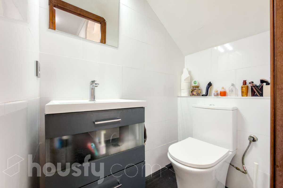 Housfy vende 🏡 casa luminosa ubicada en Badalona, la cuál consta de 209m2 útiles (verificados con la Dirección General de Catastro). Construida en el año: 2006. Distribución de estancias -Salón-comedor -4 Dormitorios -3 Baños -Cocina equipada Características específicas -Aire acondicionado -Calefacción -Balcón -Terraza Zona y entorno Respecto a la ubicación, se sitúa en Badalona municipio de Barcelona. Esta propiedad se encuentra cerca de transporte público, colegios, supermercados y farmacias. Aviso legal El precio de venta no incluye gastos de la compraventa como notaría, registro, impuestos, ni tampoco honorarios agencia. Esta publicación no es vinculante. Consulta siempre la nota simple con Housfy antes de formalizar la compraventa. Sobre nosotros Housfy es la plataforma integral de servicios inmobiliarios. Nuestra combinación de expertos y tecnología pone al alcance de todo el mundo servicios cómodos, claros y seguros. AICAT número: 7922. Nos encargamos de la gestión y asesoramiento de la compra. ¡Olvídate de todo! Hacemos los trámites por ti. Y, si además necesitas financiación, ponemos a tu disposición un bróker hipotecario para ayudarte a conseguir las mejores condiciones para tu perfil económico. ¿Quieres visitarla? Contacta con Housfy y agenda tu visita sin compromiso. Más información en: housfy.com En cumplimiento de la Ley 8/2026 en Cataluña, el certificado de presencia o ausencia de amianto se encuentra en proceso de tramitación.-42