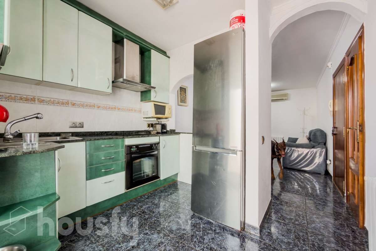 Housfy vende 🏡 casa luminosa ubicada en Badalona, la cuál consta de 209m2 útiles (verificados con la Dirección General de Catastro). Construida en el año: 2006. Distribución de estancias -Salón-comedor -4 Dormitorios -3 Baños -Cocina equipada Características específicas -Aire acondicionado -Calefacción -Balcón -Terraza Zona y entorno Respecto a la ubicación, se sitúa en Badalona municipio de Barcelona. Esta propiedad se encuentra cerca de transporte público, colegios, supermercados y farmacias. Aviso legal El precio de venta no incluye gastos de la compraventa como notaría, registro, impuestos, ni tampoco honorarios agencia. Esta publicación no es vinculante. Consulta siempre la nota simple con Housfy antes de formalizar la compraventa. Sobre nosotros Housfy es la plataforma integral de servicios inmobiliarios. Nuestra combinación de expertos y tecnología pone al alcance de todo el mundo servicios cómodos, claros y seguros. AICAT número: 7922. Nos encargamos de la gestión y asesoramiento de la compra. ¡Olvídate de todo! Hacemos los trámites por ti. Y, si además necesitas financiación, ponemos a tu disposición un bróker hipotecario para ayudarte a conseguir las mejores condiciones para tu perfil económico. ¿Quieres visitarla? Contacta con Housfy y agenda tu visita sin compromiso. Más información en: housfy.com En cumplimiento de la Ley 8/2026 en Cataluña, el certificado de presencia o ausencia de amianto se encuentra en proceso de tramitación.-36