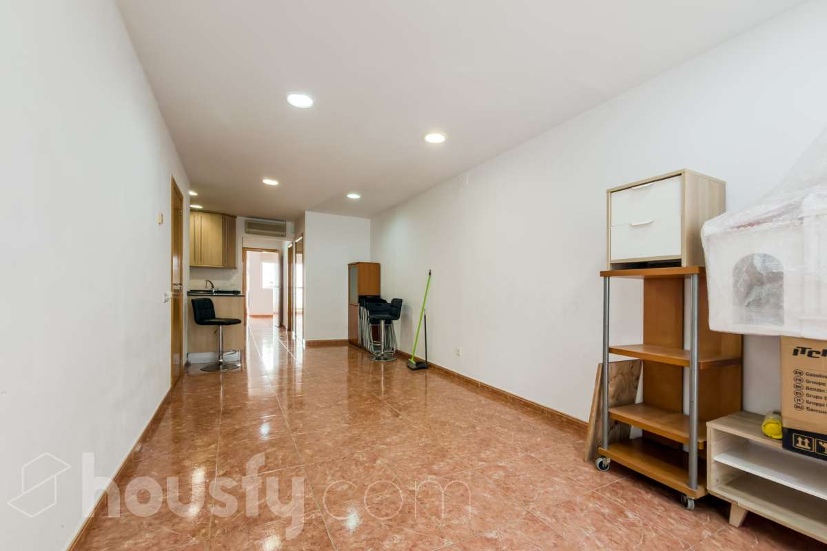Housfy vende 🏡 casa luminosa ubicada en Badalona, la cuál consta de 209m2 útiles (verificados con la Dirección General de Catastro). Construida en el año: 2006. Distribución de estancias -Salón-comedor -4 Dormitorios -3 Baños -Cocina equipada Características específicas -Aire acondicionado -Calefacción -Balcón -Terraza Zona y entorno Respecto a la ubicación, se sitúa en Badalona municipio de Barcelona. Esta propiedad se encuentra cerca de transporte público, colegios, supermercados y farmacias. Aviso legal El precio de venta no incluye gastos de la compraventa como notaría, registro, impuestos, ni tampoco honorarios agencia. Esta publicación no es vinculante. Consulta siempre la nota simple con Housfy antes de formalizar la compraventa. Sobre nosotros Housfy es la plataforma integral de servicios inmobiliarios. Nuestra combinación de expertos y tecnología pone al alcance de todo el mundo servicios cómodos, claros y seguros. AICAT número: 7922. Nos encargamos de la gestión y asesoramiento de la compra. ¡Olvídate de todo! Hacemos los trámites por ti. Y, si además necesitas financiación, ponemos a tu disposición un bróker hipotecario para ayudarte a conseguir las mejores condiciones para tu perfil económico. ¿Quieres visitarla? Contacta con Housfy y agenda tu visita sin compromiso. Más información en: housfy.com En cumplimiento de la Ley 8/2026 en Cataluña, el certificado de presencia o ausencia de amianto se encuentra en proceso de tramitación.-26