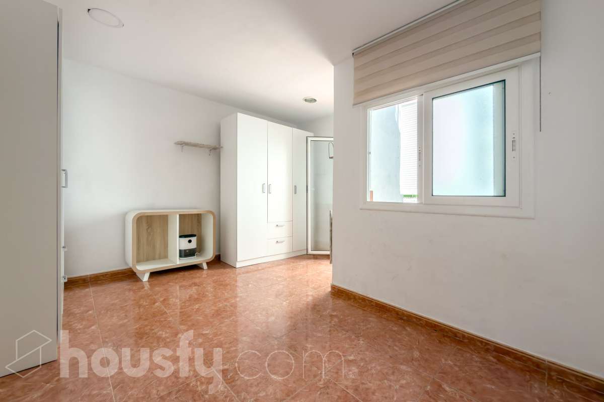 Housfy vende 🏡 casa luminosa ubicada en Badalona, la cuál consta de 209m2 útiles (verificados con la Dirección General de Catastro). Construida en el año: 2006. Distribución de estancias -Salón-comedor -4 Dormitorios -3 Baños -Cocina equipada Características específicas -Aire acondicionado -Calefacción -Balcón -Terraza Zona y entorno Respecto a la ubicación, se sitúa en Badalona municipio de Barcelona. Esta propiedad se encuentra cerca de transporte público, colegios, supermercados y farmacias. Aviso legal El precio de venta no incluye gastos de la compraventa como notaría, registro, impuestos, ni tampoco honorarios agencia. Esta publicación no es vinculante. Consulta siempre la nota simple con Housfy antes de formalizar la compraventa. Sobre nosotros Housfy es la plataforma integral de servicios inmobiliarios. Nuestra combinación de expertos y tecnología pone al alcance de todo el mundo servicios cómodos, claros y seguros. AICAT número: 7922. Nos encargamos de la gestión y asesoramiento de la compra. ¡Olvídate de todo! Hacemos los trámites por ti. Y, si además necesitas financiación, ponemos a tu disposición un bróker hipotecario para ayudarte a conseguir las mejores condiciones para tu perfil económico. ¿Quieres visitarla? Contacta con Housfy y agenda tu visita sin compromiso. Más información en: housfy.com En cumplimiento de la Ley 8/2026 en Cataluña, el certificado de presencia o ausencia de amianto se encuentra en proceso de tramitación.-22