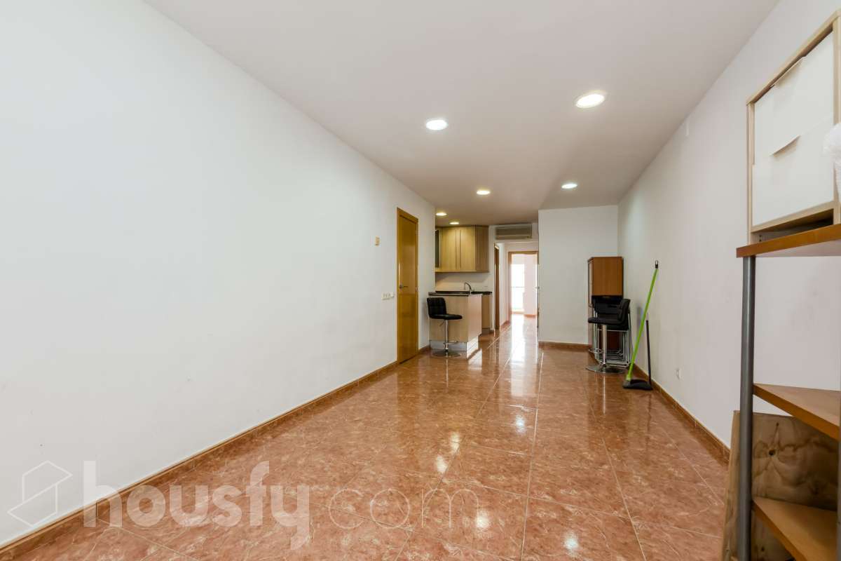 Housfy vende 🏡 casa luminosa ubicada en Badalona, la cuál consta de 209m2 útiles (verificados con la Dirección General de Catastro). Construida en el año: 2006. Distribución de estancias -Salón-comedor -4 Dormitorios -3 Baños -Cocina equipada Características específicas -Aire acondicionado -Calefacción -Balcón -Terraza Zona y entorno Respecto a la ubicación, se sitúa en Badalona municipio de Barcelona. Esta propiedad se encuentra cerca de transporte público, colegios, supermercados y farmacias. Aviso legal El precio de venta no incluye gastos de la compraventa como notaría, registro, impuestos, ni tampoco honorarios agencia. Esta publicación no es vinculante. Consulta siempre la nota simple con Housfy antes de formalizar la compraventa. Sobre nosotros Housfy es la plataforma integral de servicios inmobiliarios. Nuestra combinación de expertos y tecnología pone al alcance de todo el mundo servicios cómodos, claros y seguros. AICAT número: 7922. Nos encargamos de la gestión y asesoramiento de la compra. ¡Olvídate de todo! Hacemos los trámites por ti. Y, si además necesitas financiación, ponemos a tu disposición un bróker hipotecario para ayudarte a conseguir las mejores condiciones para tu perfil económico. ¿Quieres visitarla? Contacta con Housfy y agenda tu visita sin compromiso. Más información en: housfy.com En cumplimiento de la Ley 8/2026 en Cataluña, el certificado de presencia o ausencia de amianto se encuentra en proceso de tramitación.-25