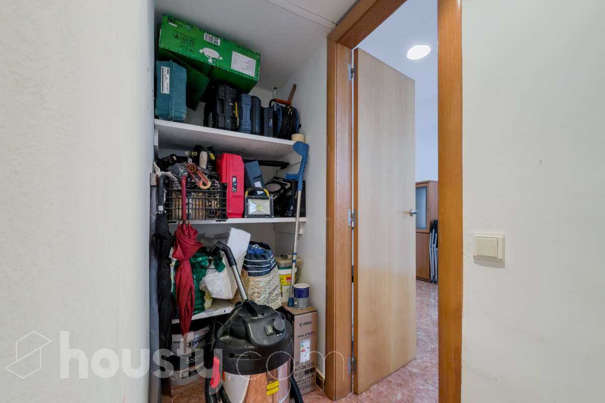 Housfy vende 🏡 casa luminosa ubicada en Badalona, la cuál consta de 209m2 útiles (verificados con la Dirección General de Catastro). Construida en el año: 2006. Distribución de estancias -Salón-comedor -4 Dormitorios -3 Baños -Cocina equipada Características específicas -Aire acondicionado -Calefacción -Balcón -Terraza Zona y entorno Respecto a la ubicación, se sitúa en Badalona municipio de Barcelona. Esta propiedad se encuentra cerca de transporte público, colegios, supermercados y farmacias. Aviso legal El precio de venta no incluye gastos de la compraventa como notaría, registro, impuestos, ni tampoco honorarios agencia. Esta publicación no es vinculante. Consulta siempre la nota simple con Housfy antes de formalizar la compraventa. Sobre nosotros Housfy es la plataforma integral de servicios inmobiliarios. Nuestra combinación de expertos y tecnología pone al alcance de todo el mundo servicios cómodos, claros y seguros. AICAT número: 7922. Nos encargamos de la gestión y asesoramiento de la compra. ¡Olvídate de todo! Hacemos los trámites por ti. Y, si además necesitas financiación, ponemos a tu disposición un bróker hipotecario para ayudarte a conseguir las mejores condiciones para tu perfil económico. ¿Quieres visitarla? Contacta con Housfy y agenda tu visita sin compromiso. Más información en: housfy.com En cumplimiento de la Ley 8/2026 en Cataluña, el certificado de presencia o ausencia de amianto se encuentra en proceso de tramitación.-65