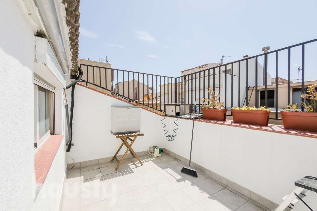 Housfy vende 🏡 casa luminosa ubicada en Badalona, la cuál consta de 209m2 útiles (verificados con la Dirección General de Catastro). Construida en el año: 2006. Distribución de estancias -Salón-comedor -4 Dormitorios -3 Baños -Cocina equipada Características específicas -Aire acondicionado -Calefacción -Balcón -Terraza Zona y entorno Respecto a la ubicación, se sitúa en Badalona municipio de Barcelona. Esta propiedad se encuentra cerca de transporte público, colegios, supermercados y farmacias. Aviso legal El precio de venta no incluye gastos de la compraventa como notaría, registro, impuestos, ni tampoco honorarios agencia. Esta publicación no es vinculante. Consulta siempre la nota simple con Housfy antes de formalizar la compraventa. Sobre nosotros Housfy es la plataforma integral de servicios inmobiliarios. Nuestra combinación de expertos y tecnología pone al alcance de todo el mundo servicios cómodos, claros y seguros. AICAT número: 7922. Nos encargamos de la gestión y asesoramiento de la compra. ¡Olvídate de todo! Hacemos los trámites por ti. Y, si además necesitas financiación, ponemos a tu disposición un bróker hipotecario para ayudarte a conseguir las mejores condiciones para tu perfil económico. ¿Quieres visitarla? Contacta con Housfy y agenda tu visita sin compromiso. Más información en: housfy.com En cumplimiento de la Ley 8/2026 en Cataluña, el certificado de presencia o ausencia de amianto se encuentra en proceso de tramitación.-45