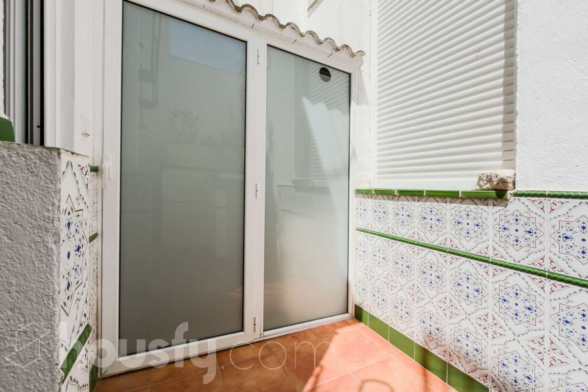 Housfy vende 🏡 casa luminosa ubicada en Badalona, la cuál consta de 209m2 útiles (verificados con la Dirección General de Catastro). Construida en el año: 2006. Distribución de estancias -Salón-comedor -4 Dormitorios -3 Baños -Cocina equipada Características específicas -Aire acondicionado -Calefacción -Balcón -Terraza Zona y entorno Respecto a la ubicación, se sitúa en Badalona municipio de Barcelona. Esta propiedad se encuentra cerca de transporte público, colegios, supermercados y farmacias. Aviso legal El precio de venta no incluye gastos de la compraventa como notaría, registro, impuestos, ni tampoco honorarios agencia. Esta publicación no es vinculante. Consulta siempre la nota simple con Housfy antes de formalizar la compraventa. Sobre nosotros Housfy es la plataforma integral de servicios inmobiliarios. Nuestra combinación de expertos y tecnología pone al alcance de todo el mundo servicios cómodos, claros y seguros. AICAT número: 7922. Nos encargamos de la gestión y asesoramiento de la compra. ¡Olvídate de todo! Hacemos los trámites por ti. Y, si además necesitas financiación, ponemos a tu disposición un bróker hipotecario para ayudarte a conseguir las mejores condiciones para tu perfil económico. ¿Quieres visitarla? Contacta con Housfy y agenda tu visita sin compromiso. Más información en: housfy.com En cumplimiento de la Ley 8/2026 en Cataluña, el certificado de presencia o ausencia de amianto se encuentra en proceso de tramitación.-48