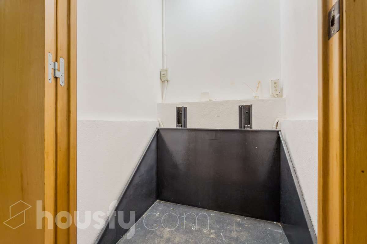 Housfy vende 🏡 casa luminosa ubicada en Badalona, la cuál consta de 209m2 útiles (verificados con la Dirección General de Catastro). Construida en el año: 2006. Distribución de estancias -Salón-comedor -4 Dormitorios -3 Baños -Cocina equipada Características específicas -Aire acondicionado -Calefacción -Balcón -Terraza Zona y entorno Respecto a la ubicación, se sitúa en Badalona municipio de Barcelona. Esta propiedad se encuentra cerca de transporte público, colegios, supermercados y farmacias. Aviso legal El precio de venta no incluye gastos de la compraventa como notaría, registro, impuestos, ni tampoco honorarios agencia. Esta publicación no es vinculante. Consulta siempre la nota simple con Housfy antes de formalizar la compraventa. Sobre nosotros Housfy es la plataforma integral de servicios inmobiliarios. Nuestra combinación de expertos y tecnología pone al alcance de todo el mundo servicios cómodos, claros y seguros. AICAT número: 7922. Nos encargamos de la gestión y asesoramiento de la compra. ¡Olvídate de todo! Hacemos los trámites por ti. Y, si además necesitas financiación, ponemos a tu disposición un bróker hipotecario para ayudarte a conseguir las mejores condiciones para tu perfil económico. ¿Quieres visitarla? Contacta con Housfy y agenda tu visita sin compromiso. Más información en: housfy.com En cumplimiento de la Ley 8/2026 en Cataluña, el certificado de presencia o ausencia de amianto se encuentra en proceso de tramitación.-29