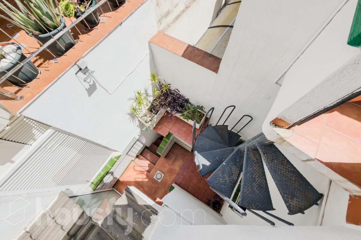 Housfy vende 🏡 casa luminosa ubicada en Badalona, la cuál consta de 209m2 útiles (verificados con la Dirección General de Catastro). Construida en el año: 2006. Distribución de estancias -Salón-comedor -4 Dormitorios -3 Baños -Cocina equipada Características específicas -Aire acondicionado -Calefacción -Balcón -Terraza Zona y entorno Respecto a la ubicación, se sitúa en Badalona municipio de Barcelona. Esta propiedad se encuentra cerca de transporte público, colegios, supermercados y farmacias. Aviso legal El precio de venta no incluye gastos de la compraventa como notaría, registro, impuestos, ni tampoco honorarios agencia. Esta publicación no es vinculante. Consulta siempre la nota simple con Housfy antes de formalizar la compraventa. Sobre nosotros Housfy es la plataforma integral de servicios inmobiliarios. Nuestra combinación de expertos y tecnología pone al alcance de todo el mundo servicios cómodos, claros y seguros. AICAT número: 7922. Nos encargamos de la gestión y asesoramiento de la compra. ¡Olvídate de todo! Hacemos los trámites por ti. Y, si además necesitas financiación, ponemos a tu disposición un bróker hipotecario para ayudarte a conseguir las mejores condiciones para tu perfil económico. ¿Quieres visitarla? Contacta con Housfy y agenda tu visita sin compromiso. Más información en: housfy.com En cumplimiento de la Ley 8/2026 en Cataluña, el certificado de presencia o ausencia de amianto se encuentra en proceso de tramitación.-46