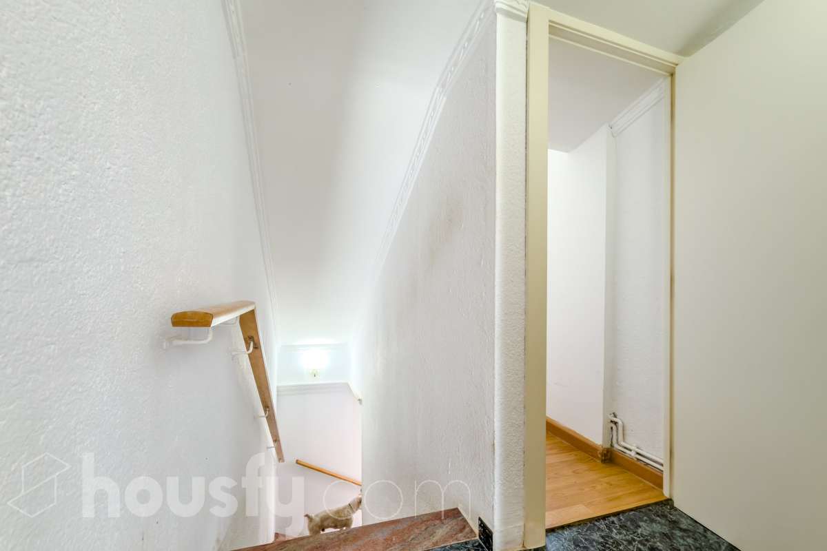 Housfy vende 🏡 casa luminosa ubicada en Badalona, la cuál consta de 209m2 útiles (verificados con la Dirección General de Catastro). Construida en el año: 2006. Distribución de estancias -Salón-comedor -4 Dormitorios -3 Baños -Cocina equipada Características específicas -Aire acondicionado -Calefacción -Balcón -Terraza Zona y entorno Respecto a la ubicación, se sitúa en Badalona municipio de Barcelona. Esta propiedad se encuentra cerca de transporte público, colegios, supermercados y farmacias. Aviso legal El precio de venta no incluye gastos de la compraventa como notaría, registro, impuestos, ni tampoco honorarios agencia. Esta publicación no es vinculante. Consulta siempre la nota simple con Housfy antes de formalizar la compraventa. Sobre nosotros Housfy es la plataforma integral de servicios inmobiliarios. Nuestra combinación de expertos y tecnología pone al alcance de todo el mundo servicios cómodos, claros y seguros. AICAT número: 7922. Nos encargamos de la gestión y asesoramiento de la compra. ¡Olvídate de todo! Hacemos los trámites por ti. Y, si además necesitas financiación, ponemos a tu disposición un bróker hipotecario para ayudarte a conseguir las mejores condiciones para tu perfil económico. ¿Quieres visitarla? Contacta con Housfy y agenda tu visita sin compromiso. Más información en: housfy.com En cumplimiento de la Ley 8/2026 en Cataluña, el certificado de presencia o ausencia de amianto se encuentra en proceso de tramitación.-56