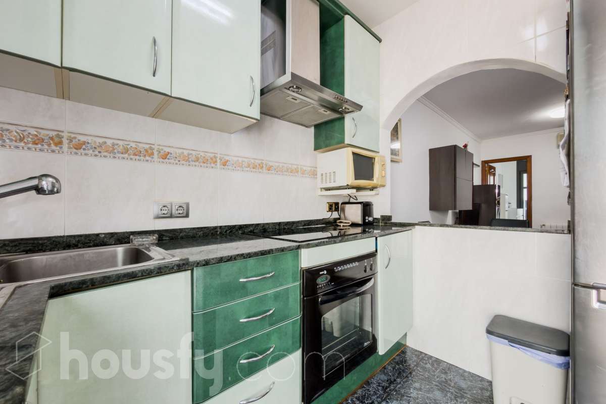 Housfy vende 🏡 casa luminosa ubicada en Badalona, la cuál consta de 209m2 útiles (verificados con la Dirección General de Catastro). Construida en el año: 2006. Distribución de estancias -Salón-comedor -4 Dormitorios -3 Baños -Cocina equipada Características específicas -Aire acondicionado -Calefacción -Balcón -Terraza Zona y entorno Respecto a la ubicación, se sitúa en Badalona municipio de Barcelona. Esta propiedad se encuentra cerca de transporte público, colegios, supermercados y farmacias. Aviso legal El precio de venta no incluye gastos de la compraventa como notaría, registro, impuestos, ni tampoco honorarios agencia. Esta publicación no es vinculante. Consulta siempre la nota simple con Housfy antes de formalizar la compraventa. Sobre nosotros Housfy es la plataforma integral de servicios inmobiliarios. Nuestra combinación de expertos y tecnología pone al alcance de todo el mundo servicios cómodos, claros y seguros. AICAT número: 7922. Nos encargamos de la gestión y asesoramiento de la compra. ¡Olvídate de todo! Hacemos los trámites por ti. Y, si además necesitas financiación, ponemos a tu disposición un bróker hipotecario para ayudarte a conseguir las mejores condiciones para tu perfil económico. ¿Quieres visitarla? Contacta con Housfy y agenda tu visita sin compromiso. Más información en: housfy.com En cumplimiento de la Ley 8/2026 en Cataluña, el certificado de presencia o ausencia de amianto se encuentra en proceso de tramitación.-35