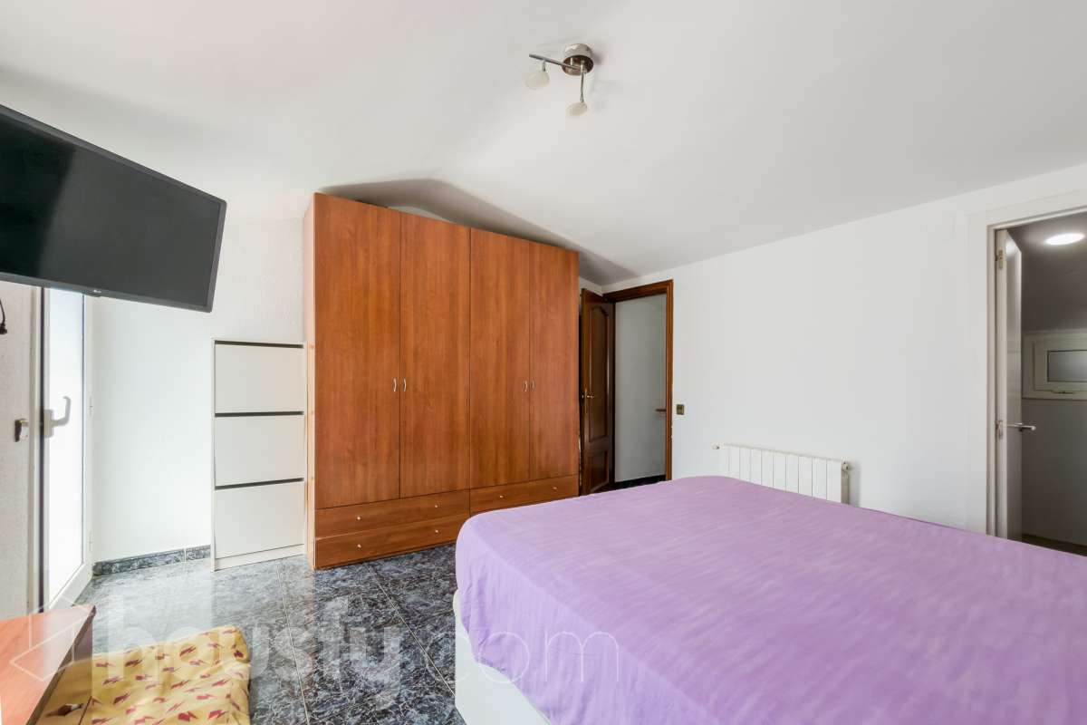 Housfy vende 🏡 casa luminosa ubicada en Badalona, la cuál consta de 209m2 útiles (verificados con la Dirección General de Catastro). Construida en el año: 2006. Distribución de estancias -Salón-comedor -4 Dormitorios -3 Baños -Cocina equipada Características específicas -Aire acondicionado -Calefacción -Balcón -Terraza Zona y entorno Respecto a la ubicación, se sitúa en Badalona municipio de Barcelona. Esta propiedad se encuentra cerca de transporte público, colegios, supermercados y farmacias. Aviso legal El precio de venta no incluye gastos de la compraventa como notaría, registro, impuestos, ni tampoco honorarios agencia. Esta publicación no es vinculante. Consulta siempre la nota simple con Housfy antes de formalizar la compraventa. Sobre nosotros Housfy es la plataforma integral de servicios inmobiliarios. Nuestra combinación de expertos y tecnología pone al alcance de todo el mundo servicios cómodos, claros y seguros. AICAT número: 7922. Nos encargamos de la gestión y asesoramiento de la compra. ¡Olvídate de todo! Hacemos los trámites por ti. Y, si además necesitas financiación, ponemos a tu disposición un bróker hipotecario para ayudarte a conseguir las mejores condiciones para tu perfil económico. ¿Quieres visitarla? Contacta con Housfy y agenda tu visita sin compromiso. Más información en: housfy.com En cumplimiento de la Ley 8/2026 en Cataluña, el certificado de presencia o ausencia de amianto se encuentra en proceso de tramitación.-17