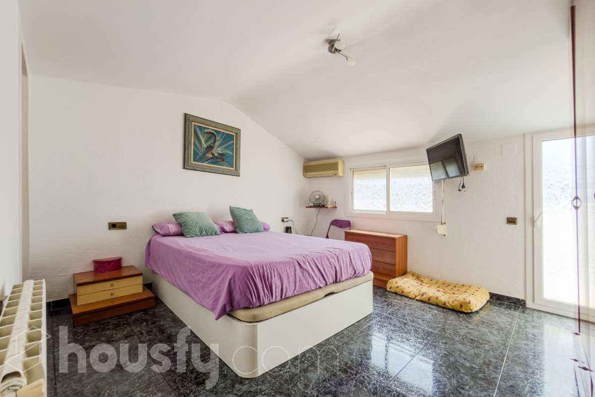 Housfy vende 🏡 casa luminosa ubicada en Badalona, la cuál consta de 209m2 útiles (verificados con la Dirección General de Catastro). Construida en el año: 2006. Distribución de estancias -Salón-comedor -4 Dormitorios -3 Baños -Cocina equipada Características específicas -Aire acondicionado -Calefacción -Balcón -Terraza Zona y entorno Respecto a la ubicación, se sitúa en Badalona municipio de Barcelona. Esta propiedad se encuentra cerca de transporte público, colegios, supermercados y farmacias. Aviso legal El precio de venta no incluye gastos de la compraventa como notaría, registro, impuestos, ni tampoco honorarios agencia. Esta publicación no es vinculante. Consulta siempre la nota simple con Housfy antes de formalizar la compraventa. Sobre nosotros Housfy es la plataforma integral de servicios inmobiliarios. Nuestra combinación de expertos y tecnología pone al alcance de todo el mundo servicios cómodos, claros y seguros. AICAT número: 7922. Nos encargamos de la gestión y asesoramiento de la compra. ¡Olvídate de todo! Hacemos los trámites por ti. Y, si además necesitas financiación, ponemos a tu disposición un bróker hipotecario para ayudarte a conseguir las mejores condiciones para tu perfil económico. ¿Quieres visitarla? Contacta con Housfy y agenda tu visita sin compromiso. Más información en: housfy.com En cumplimiento de la Ley 8/2026 en Cataluña, el certificado de presencia o ausencia de amianto se encuentra en proceso de tramitación.-16