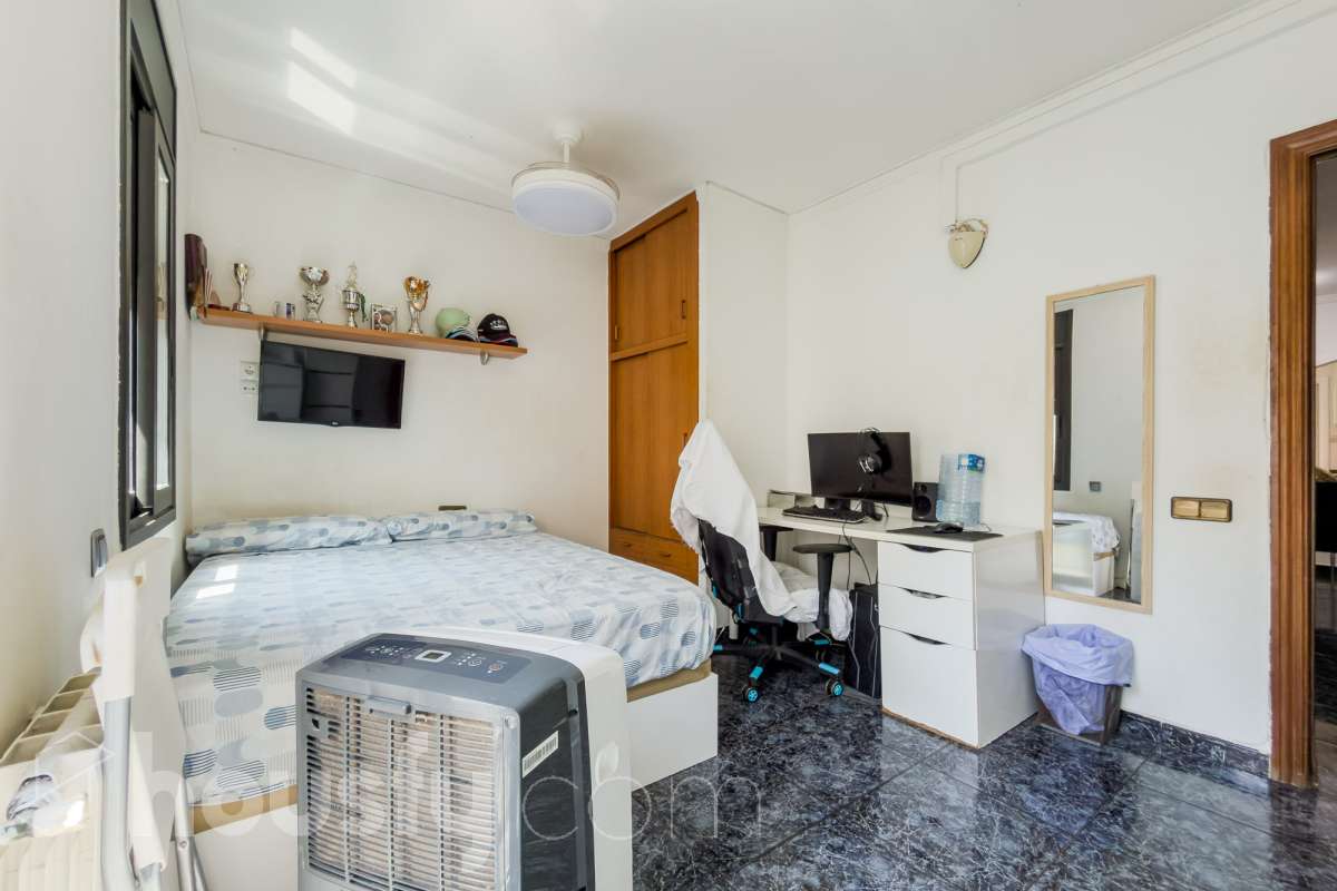 Housfy vende 🏡 casa luminosa ubicada en Badalona, la cuál consta de 209m2 útiles (verificados con la Dirección General de Catastro). Construida en el año: 2006. Distribución de estancias -Salón-comedor -4 Dormitorios -3 Baños -Cocina equipada Características específicas -Aire acondicionado -Calefacción -Balcón -Terraza Zona y entorno Respecto a la ubicación, se sitúa en Badalona municipio de Barcelona. Esta propiedad se encuentra cerca de transporte público, colegios, supermercados y farmacias. Aviso legal El precio de venta no incluye gastos de la compraventa como notaría, registro, impuestos, ni tampoco honorarios agencia. Esta publicación no es vinculante. Consulta siempre la nota simple con Housfy antes de formalizar la compraventa. Sobre nosotros Housfy es la plataforma integral de servicios inmobiliarios. Nuestra combinación de expertos y tecnología pone al alcance de todo el mundo servicios cómodos, claros y seguros. AICAT número: 7922. Nos encargamos de la gestión y asesoramiento de la compra. ¡Olvídate de todo! Hacemos los trámites por ti. Y, si además necesitas financiación, ponemos a tu disposición un bróker hipotecario para ayudarte a conseguir las mejores condiciones para tu perfil económico. ¿Quieres visitarla? Contacta con Housfy y agenda tu visita sin compromiso. Más información en: housfy.com En cumplimiento de la Ley 8/2026 en Cataluña, el certificado de presencia o ausencia de amianto se encuentra en proceso de tramitación.-13
