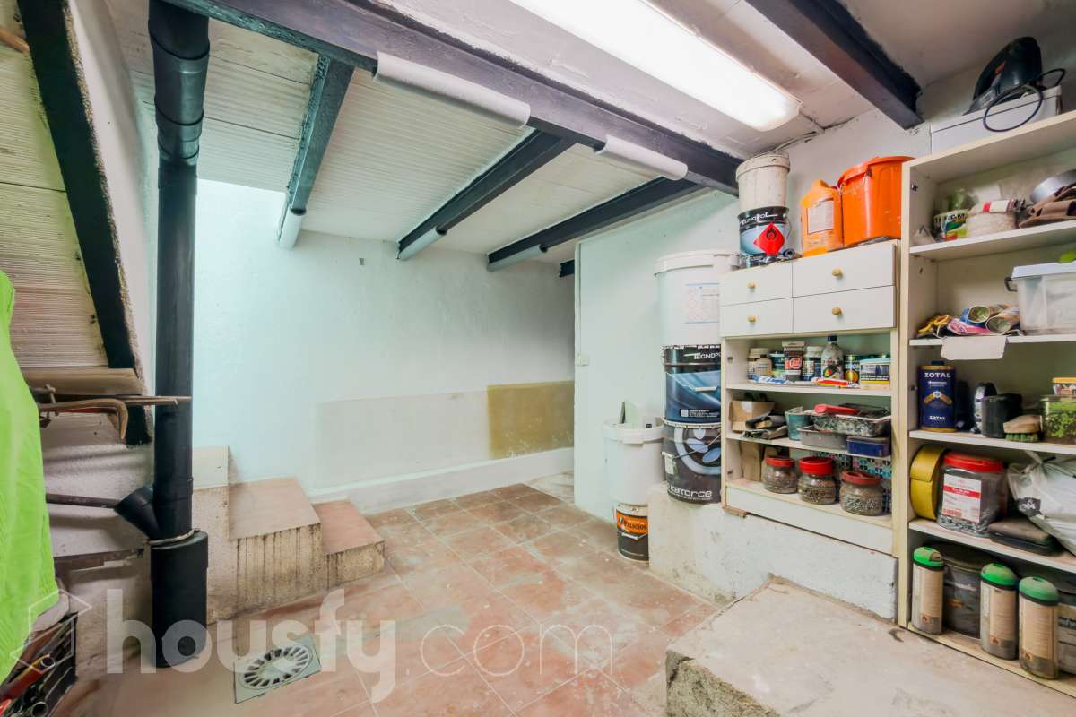 Housfy vende 🏡 casa luminosa ubicada en Badalona, la cuál consta de 209m2 útiles (verificados con la Dirección General de Catastro). Construida en el año: 2006. Distribución de estancias -Salón-comedor -4 Dormitorios -3 Baños -Cocina equipada Características específicas -Aire acondicionado -Calefacción -Balcón -Terraza Zona y entorno Respecto a la ubicación, se sitúa en Badalona municipio de Barcelona. Esta propiedad se encuentra cerca de transporte público, colegios, supermercados y farmacias. Aviso legal El precio de venta no incluye gastos de la compraventa como notaría, registro, impuestos, ni tampoco honorarios agencia. Esta publicación no es vinculante. Consulta siempre la nota simple con Housfy antes de formalizar la compraventa. Sobre nosotros Housfy es la plataforma integral de servicios inmobiliarios. Nuestra combinación de expertos y tecnología pone al alcance de todo el mundo servicios cómodos, claros y seguros. AICAT número: 7922. Nos encargamos de la gestión y asesoramiento de la compra. ¡Olvídate de todo! Hacemos los trámites por ti. Y, si además necesitas financiación, ponemos a tu disposición un bróker hipotecario para ayudarte a conseguir las mejores condiciones para tu perfil económico. ¿Quieres visitarla? Contacta con Housfy y agenda tu visita sin compromiso. Más información en: housfy.com En cumplimiento de la Ley 8/2026 en Cataluña, el certificado de presencia o ausencia de amianto se encuentra en proceso de tramitación.-64