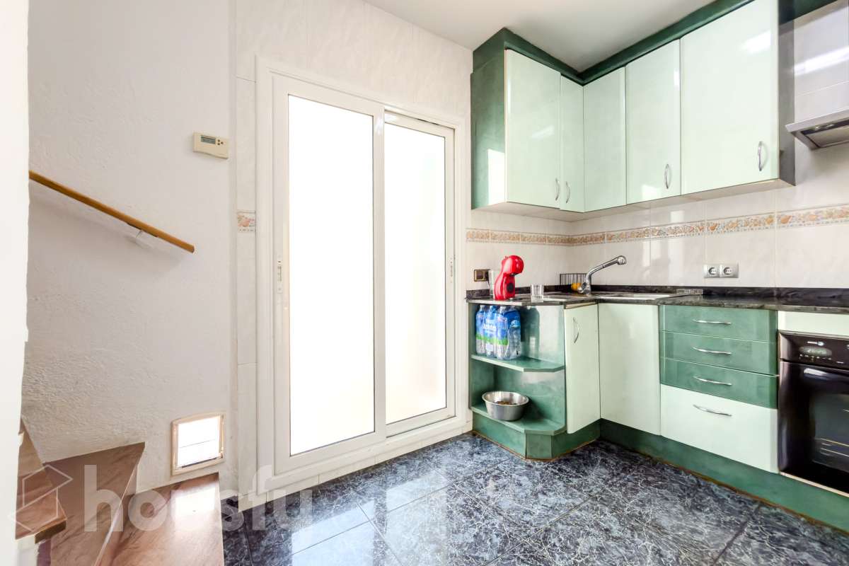 Housfy vende 🏡 casa luminosa ubicada en Badalona, la cuál consta de 209m2 útiles (verificados con la Dirección General de Catastro). Construida en el año: 2006. Distribución de estancias -Salón-comedor -4 Dormitorios -3 Baños -Cocina equipada Características específicas -Aire acondicionado -Calefacción -Balcón -Terraza Zona y entorno Respecto a la ubicación, se sitúa en Badalona municipio de Barcelona. Esta propiedad se encuentra cerca de transporte público, colegios, supermercados y farmacias. Aviso legal El precio de venta no incluye gastos de la compraventa como notaría, registro, impuestos, ni tampoco honorarios agencia. Esta publicación no es vinculante. Consulta siempre la nota simple con Housfy antes de formalizar la compraventa. Sobre nosotros Housfy es la plataforma integral de servicios inmobiliarios. Nuestra combinación de expertos y tecnología pone al alcance de todo el mundo servicios cómodos, claros y seguros. AICAT número: 7922. Nos encargamos de la gestión y asesoramiento de la compra. ¡Olvídate de todo! Hacemos los trámites por ti. Y, si además necesitas financiación, ponemos a tu disposición un bróker hipotecario para ayudarte a conseguir las mejores condiciones para tu perfil económico. ¿Quieres visitarla? Contacta con Housfy y agenda tu visita sin compromiso. Más información en: housfy.com En cumplimiento de la Ley 8/2026 en Cataluña, el certificado de presencia o ausencia de amianto se encuentra en proceso de tramitación.-37