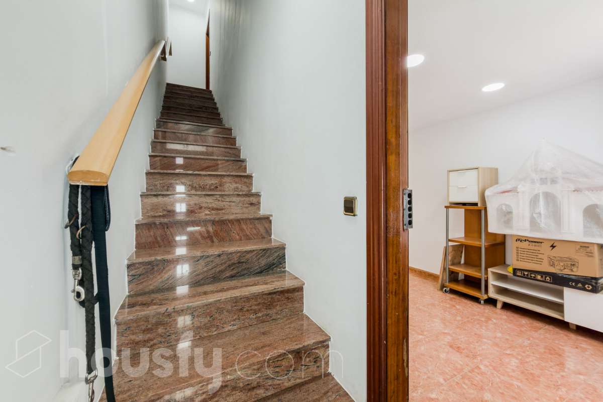 Housfy vende 🏡 casa luminosa ubicada en Badalona, la cuál consta de 209m2 útiles (verificados con la Dirección General de Catastro). Construida en el año: 2006. Distribución de estancias -Salón-comedor -4 Dormitorios -3 Baños -Cocina equipada Características específicas -Aire acondicionado -Calefacción -Balcón -Terraza Zona y entorno Respecto a la ubicación, se sitúa en Badalona municipio de Barcelona. Esta propiedad se encuentra cerca de transporte público, colegios, supermercados y farmacias. Aviso legal El precio de venta no incluye gastos de la compraventa como notaría, registro, impuestos, ni tampoco honorarios agencia. Esta publicación no es vinculante. Consulta siempre la nota simple con Housfy antes de formalizar la compraventa. Sobre nosotros Housfy es la plataforma integral de servicios inmobiliarios. Nuestra combinación de expertos y tecnología pone al alcance de todo el mundo servicios cómodos, claros y seguros. AICAT número: 7922. Nos encargamos de la gestión y asesoramiento de la compra. ¡Olvídate de todo! Hacemos los trámites por ti. Y, si además necesitas financiación, ponemos a tu disposición un bróker hipotecario para ayudarte a conseguir las mejores condiciones para tu perfil económico. ¿Quieres visitarla? Contacta con Housfy y agenda tu visita sin compromiso. Más información en: housfy.com En cumplimiento de la Ley 8/2026 en Cataluña, el certificado de presencia o ausencia de amianto se encuentra en proceso de tramitación.-52