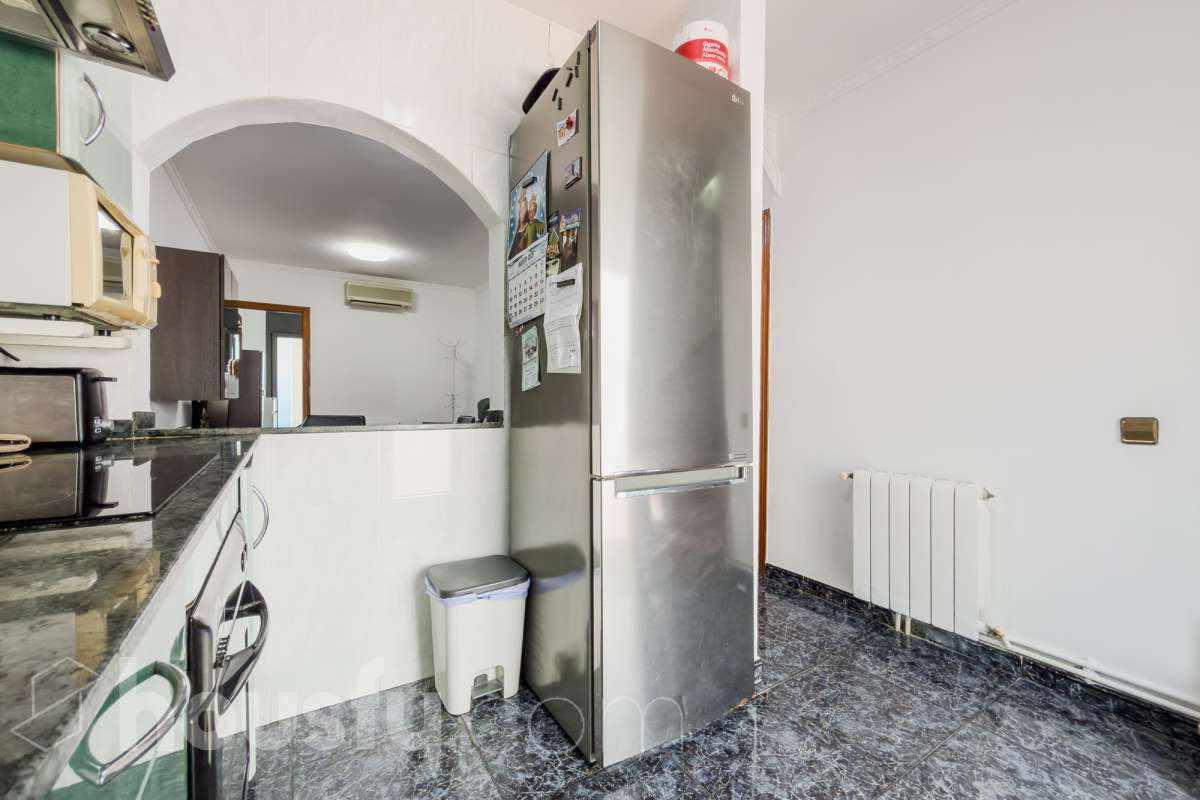 Housfy vende 🏡 casa luminosa ubicada en Badalona, la cuál consta de 209m2 útiles (verificados con la Dirección General de Catastro). Construida en el año: 2006. Distribución de estancias -Salón-comedor -4 Dormitorios -3 Baños -Cocina equipada Características específicas -Aire acondicionado -Calefacción -Balcón -Terraza Zona y entorno Respecto a la ubicación, se sitúa en Badalona municipio de Barcelona. Esta propiedad se encuentra cerca de transporte público, colegios, supermercados y farmacias. Aviso legal El precio de venta no incluye gastos de la compraventa como notaría, registro, impuestos, ni tampoco honorarios agencia. Esta publicación no es vinculante. Consulta siempre la nota simple con Housfy antes de formalizar la compraventa. Sobre nosotros Housfy es la plataforma integral de servicios inmobiliarios. Nuestra combinación de expertos y tecnología pone al alcance de todo el mundo servicios cómodos, claros y seguros. AICAT número: 7922. Nos encargamos de la gestión y asesoramiento de la compra. ¡Olvídate de todo! Hacemos los trámites por ti. Y, si además necesitas financiación, ponemos a tu disposición un bróker hipotecario para ayudarte a conseguir las mejores condiciones para tu perfil económico. ¿Quieres visitarla? Contacta con Housfy y agenda tu visita sin compromiso. Más información en: housfy.com En cumplimiento de la Ley 8/2026 en Cataluña, el certificado de presencia o ausencia de amianto se encuentra en proceso de tramitación.-38