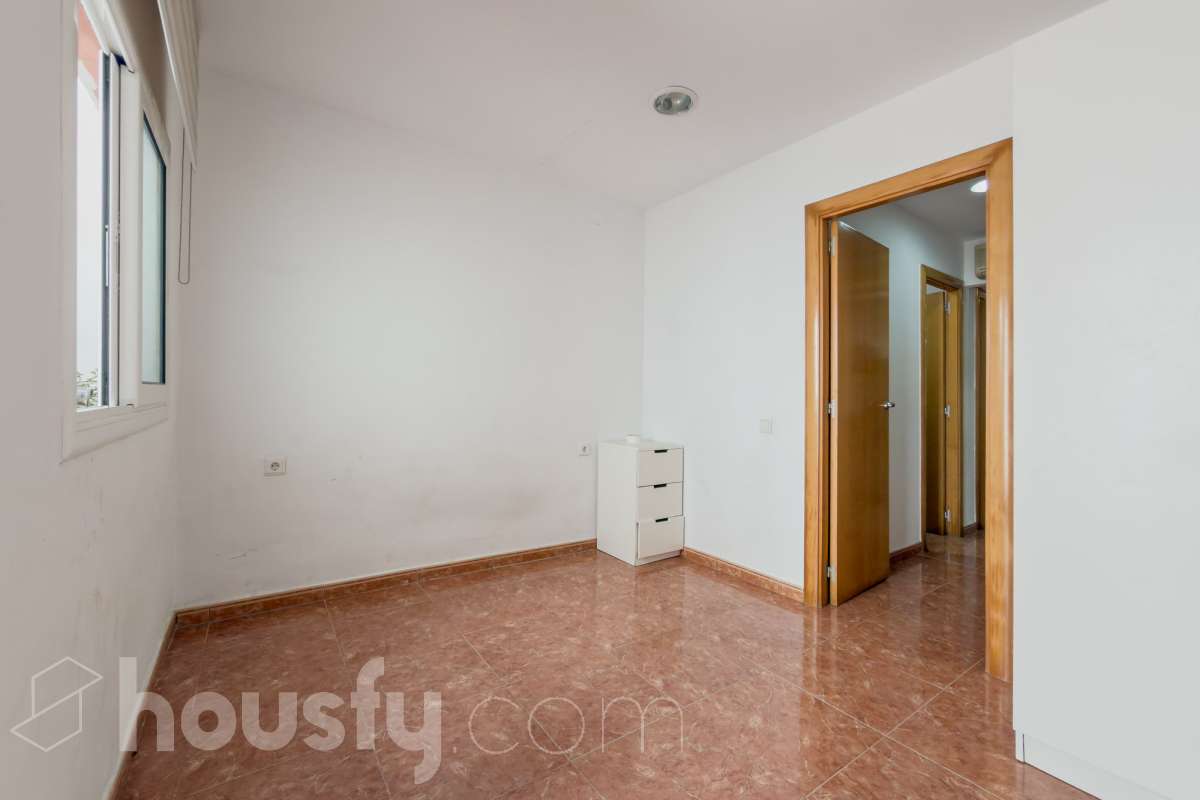 Housfy vende 🏡 casa luminosa ubicada en Badalona, la cuál consta de 209m2 útiles (verificados con la Dirección General de Catastro). Construida en el año: 2006. Distribución de estancias -Salón-comedor -4 Dormitorios -3 Baños -Cocina equipada Características específicas -Aire acondicionado -Calefacción -Balcón -Terraza Zona y entorno Respecto a la ubicación, se sitúa en Badalona municipio de Barcelona. Esta propiedad se encuentra cerca de transporte público, colegios, supermercados y farmacias. Aviso legal El precio de venta no incluye gastos de la compraventa como notaría, registro, impuestos, ni tampoco honorarios agencia. Esta publicación no es vinculante. Consulta siempre la nota simple con Housfy antes de formalizar la compraventa. Sobre nosotros Housfy es la plataforma integral de servicios inmobiliarios. Nuestra combinación de expertos y tecnología pone al alcance de todo el mundo servicios cómodos, claros y seguros. AICAT número: 7922. Nos encargamos de la gestión y asesoramiento de la compra. ¡Olvídate de todo! Hacemos los trámites por ti. Y, si además necesitas financiación, ponemos a tu disposición un bróker hipotecario para ayudarte a conseguir las mejores condiciones para tu perfil económico. ¿Quieres visitarla? Contacta con Housfy y agenda tu visita sin compromiso. Más información en: housfy.com En cumplimiento de la Ley 8/2026 en Cataluña, el certificado de presencia o ausencia de amianto se encuentra en proceso de tramitación.-24