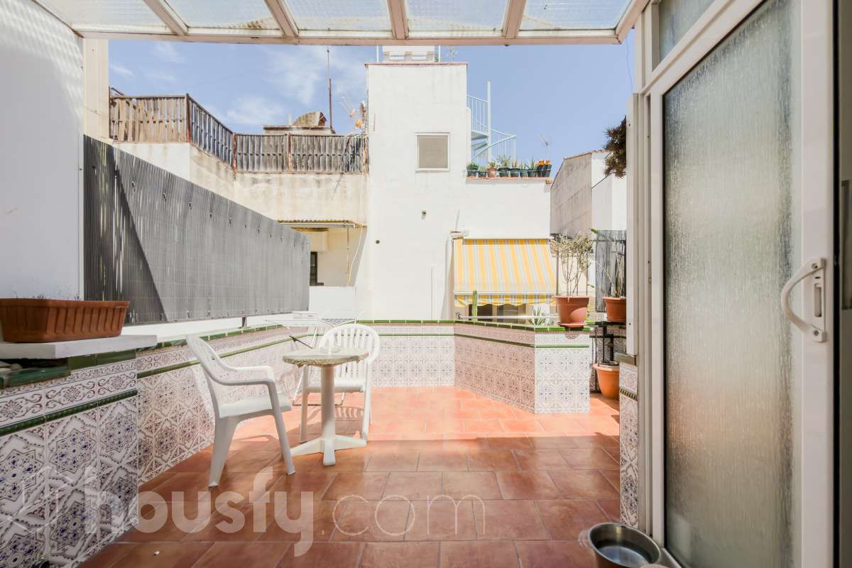 Housfy vende 🏡 casa luminosa ubicada en Badalona, la cuál consta de 209m2 útiles (verificados con la Dirección General de Catastro). Construida en el año: 2006. Distribución de estancias -Salón-comedor -4 Dormitorios -3 Baños -Cocina equipada Características específicas -Aire acondicionado -Calefacción -Balcón -Terraza Zona y entorno Respecto a la ubicación, se sitúa en Badalona municipio de Barcelona. Esta propiedad se encuentra cerca de transporte público, colegios, supermercados y farmacias. Aviso legal El precio de venta no incluye gastos de la compraventa como notaría, registro, impuestos, ni tampoco honorarios agencia. Esta publicación no es vinculante. Consulta siempre la nota simple con Housfy antes de formalizar la compraventa. Sobre nosotros Housfy es la plataforma integral de servicios inmobiliarios. Nuestra combinación de expertos y tecnología pone al alcance de todo el mundo servicios cómodos, claros y seguros. AICAT número: 7922. Nos encargamos de la gestión y asesoramiento de la compra. ¡Olvídate de todo! Hacemos los trámites por ti. Y, si además necesitas financiación, ponemos a tu disposición un bróker hipotecario para ayudarte a conseguir las mejores condiciones para tu perfil económico. ¿Quieres visitarla? Contacta con Housfy y agenda tu visita sin compromiso. Más información en: housfy.com En cumplimiento de la Ley 8/2026 en Cataluña, el certificado de presencia o ausencia de amianto se encuentra en proceso de tramitación.-4