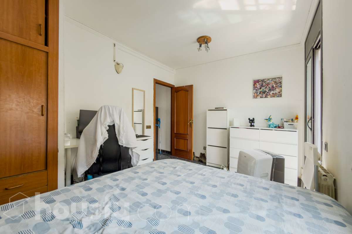 Housfy vende 🏡 casa luminosa ubicada en Badalona, la cuál consta de 209m2 útiles (verificados con la Dirección General de Catastro). Construida en el año: 2006. Distribución de estancias -Salón-comedor -4 Dormitorios -3 Baños -Cocina equipada Características específicas -Aire acondicionado -Calefacción -Balcón -Terraza Zona y entorno Respecto a la ubicación, se sitúa en Badalona municipio de Barcelona. Esta propiedad se encuentra cerca de transporte público, colegios, supermercados y farmacias. Aviso legal El precio de venta no incluye gastos de la compraventa como notaría, registro, impuestos, ni tampoco honorarios agencia. Esta publicación no es vinculante. Consulta siempre la nota simple con Housfy antes de formalizar la compraventa. Sobre nosotros Housfy es la plataforma integral de servicios inmobiliarios. Nuestra combinación de expertos y tecnología pone al alcance de todo el mundo servicios cómodos, claros y seguros. AICAT número: 7922. Nos encargamos de la gestión y asesoramiento de la compra. ¡Olvídate de todo! Hacemos los trámites por ti. Y, si además necesitas financiación, ponemos a tu disposición un bróker hipotecario para ayudarte a conseguir las mejores condiciones para tu perfil económico. ¿Quieres visitarla? Contacta con Housfy y agenda tu visita sin compromiso. Más información en: housfy.com En cumplimiento de la Ley 8/2026 en Cataluña, el certificado de presencia o ausencia de amianto se encuentra en proceso de tramitación.-14