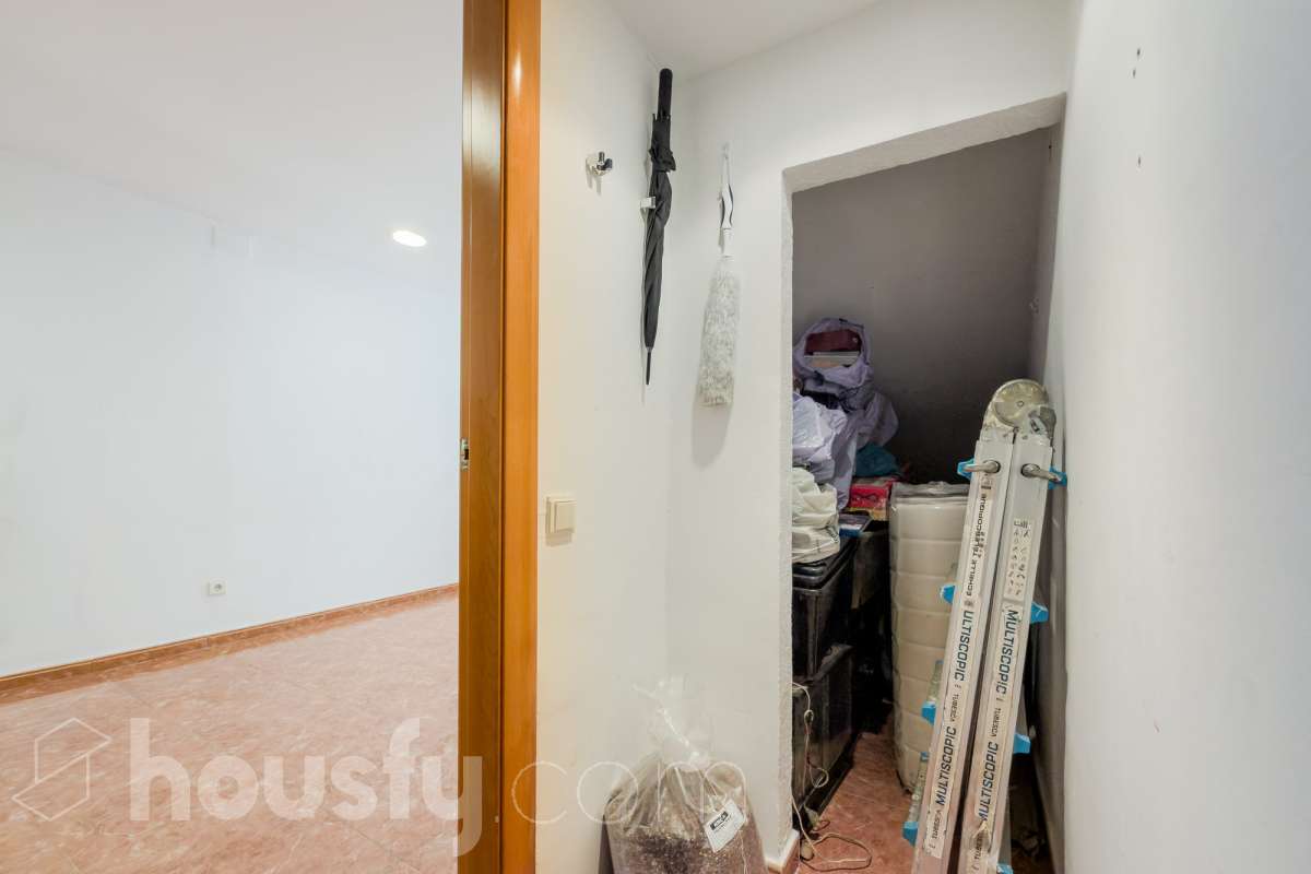 Housfy vende 🏡 casa luminosa ubicada en Badalona, la cuál consta de 209m2 útiles (verificados con la Dirección General de Catastro). Construida en el año: 2006. Distribución de estancias -Salón-comedor -4 Dormitorios -3 Baños -Cocina equipada Características específicas -Aire acondicionado -Calefacción -Balcón -Terraza Zona y entorno Respecto a la ubicación, se sitúa en Badalona municipio de Barcelona. Esta propiedad se encuentra cerca de transporte público, colegios, supermercados y farmacias. Aviso legal El precio de venta no incluye gastos de la compraventa como notaría, registro, impuestos, ni tampoco honorarios agencia. Esta publicación no es vinculante. Consulta siempre la nota simple con Housfy antes de formalizar la compraventa. Sobre nosotros Housfy es la plataforma integral de servicios inmobiliarios. Nuestra combinación de expertos y tecnología pone al alcance de todo el mundo servicios cómodos, claros y seguros. AICAT número: 7922. Nos encargamos de la gestión y asesoramiento de la compra. ¡Olvídate de todo! Hacemos los trámites por ti. Y, si además necesitas financiación, ponemos a tu disposición un bróker hipotecario para ayudarte a conseguir las mejores condiciones para tu perfil económico. ¿Quieres visitarla? Contacta con Housfy y agenda tu visita sin compromiso. Más información en: housfy.com En cumplimiento de la Ley 8/2026 en Cataluña, el certificado de presencia o ausencia de amianto se encuentra en proceso de tramitación.-53