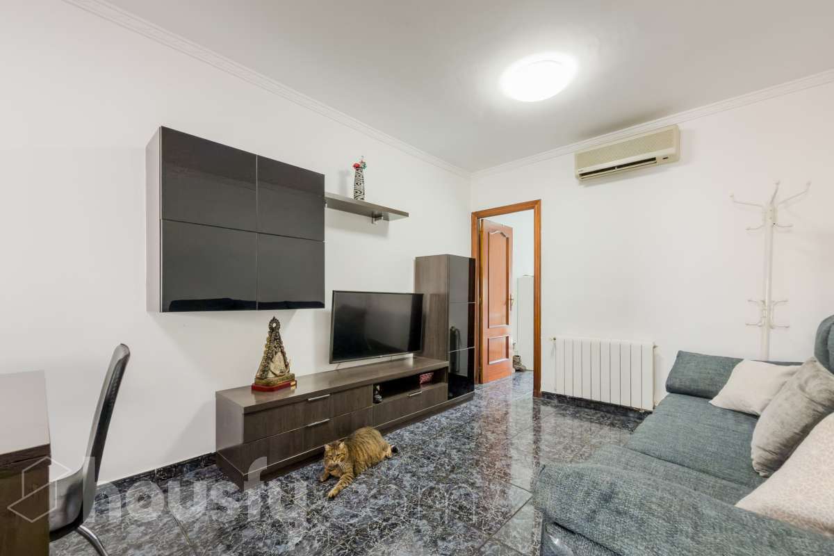 Housfy vende 🏡 casa luminosa ubicada en Badalona, la cuál consta de 209m2 útiles (verificados con la Dirección General de Catastro). Construida en el año: 2006. Distribución de estancias -Salón-comedor -4 Dormitorios -3 Baños -Cocina equipada Características específicas -Aire acondicionado -Calefacción -Balcón -Terraza Zona y entorno Respecto a la ubicación, se sitúa en Badalona municipio de Barcelona. Esta propiedad se encuentra cerca de transporte público, colegios, supermercados y farmacias. Aviso legal El precio de venta no incluye gastos de la compraventa como notaría, registro, impuestos, ni tampoco honorarios agencia. Esta publicación no es vinculante. Consulta siempre la nota simple con Housfy antes de formalizar la compraventa. Sobre nosotros Housfy es la plataforma integral de servicios inmobiliarios. Nuestra combinación de expertos y tecnología pone al alcance de todo el mundo servicios cómodos, claros y seguros. AICAT número: 7922. Nos encargamos de la gestión y asesoramiento de la compra. ¡Olvídate de todo! Hacemos los trámites por ti. Y, si además necesitas financiación, ponemos a tu disposición un bróker hipotecario para ayudarte a conseguir las mejores condiciones para tu perfil económico. ¿Quieres visitarla? Contacta con Housfy y agenda tu visita sin compromiso. Más información en: housfy.com En cumplimiento de la Ley 8/2026 en Cataluña, el certificado de presencia o ausencia de amianto se encuentra en proceso de tramitación.-11