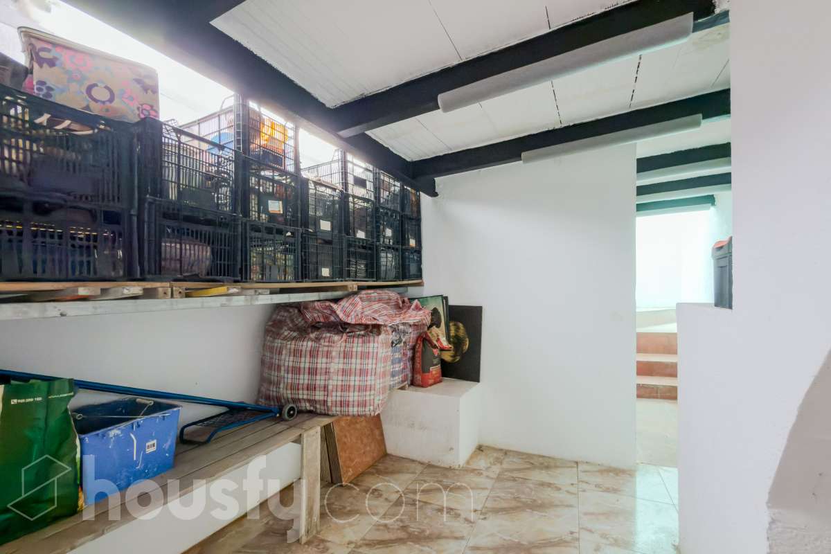 Housfy vende 🏡 casa luminosa ubicada en Badalona, la cuál consta de 209m2 útiles (verificados con la Dirección General de Catastro). Construida en el año: 2006. Distribución de estancias -Salón-comedor -4 Dormitorios -3 Baños -Cocina equipada Características específicas -Aire acondicionado -Calefacción -Balcón -Terraza Zona y entorno Respecto a la ubicación, se sitúa en Badalona municipio de Barcelona. Esta propiedad se encuentra cerca de transporte público, colegios, supermercados y farmacias. Aviso legal El precio de venta no incluye gastos de la compraventa como notaría, registro, impuestos, ni tampoco honorarios agencia. Esta publicación no es vinculante. Consulta siempre la nota simple con Housfy antes de formalizar la compraventa. Sobre nosotros Housfy es la plataforma integral de servicios inmobiliarios. Nuestra combinación de expertos y tecnología pone al alcance de todo el mundo servicios cómodos, claros y seguros. AICAT número: 7922. Nos encargamos de la gestión y asesoramiento de la compra. ¡Olvídate de todo! Hacemos los trámites por ti. Y, si además necesitas financiación, ponemos a tu disposición un bróker hipotecario para ayudarte a conseguir las mejores condiciones para tu perfil económico. ¿Quieres visitarla? Contacta con Housfy y agenda tu visita sin compromiso. Más información en: housfy.com En cumplimiento de la Ley 8/2026 en Cataluña, el certificado de presencia o ausencia de amianto se encuentra en proceso de tramitación.-62