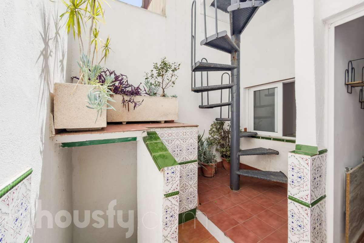 Housfy vende 🏡 casa luminosa ubicada en Badalona, la cuál consta de 209m2 útiles (verificados con la Dirección General de Catastro). Construida en el año: 2006. Distribución de estancias -Salón-comedor -4 Dormitorios -3 Baños -Cocina equipada Características específicas -Aire acondicionado -Calefacción -Balcón -Terraza Zona y entorno Respecto a la ubicación, se sitúa en Badalona municipio de Barcelona. Esta propiedad se encuentra cerca de transporte público, colegios, supermercados y farmacias. Aviso legal El precio de venta no incluye gastos de la compraventa como notaría, registro, impuestos, ni tampoco honorarios agencia. Esta publicación no es vinculante. Consulta siempre la nota simple con Housfy antes de formalizar la compraventa. Sobre nosotros Housfy es la plataforma integral de servicios inmobiliarios. Nuestra combinación de expertos y tecnología pone al alcance de todo el mundo servicios cómodos, claros y seguros. AICAT número: 7922. Nos encargamos de la gestión y asesoramiento de la compra. ¡Olvídate de todo! Hacemos los trámites por ti. Y, si además necesitas financiación, ponemos a tu disposición un bróker hipotecario para ayudarte a conseguir las mejores condiciones para tu perfil económico. ¿Quieres visitarla? Contacta con Housfy y agenda tu visita sin compromiso. Más información en: housfy.com En cumplimiento de la Ley 8/2026 en Cataluña, el certificado de presencia o ausencia de amianto se encuentra en proceso de tramitación.-49