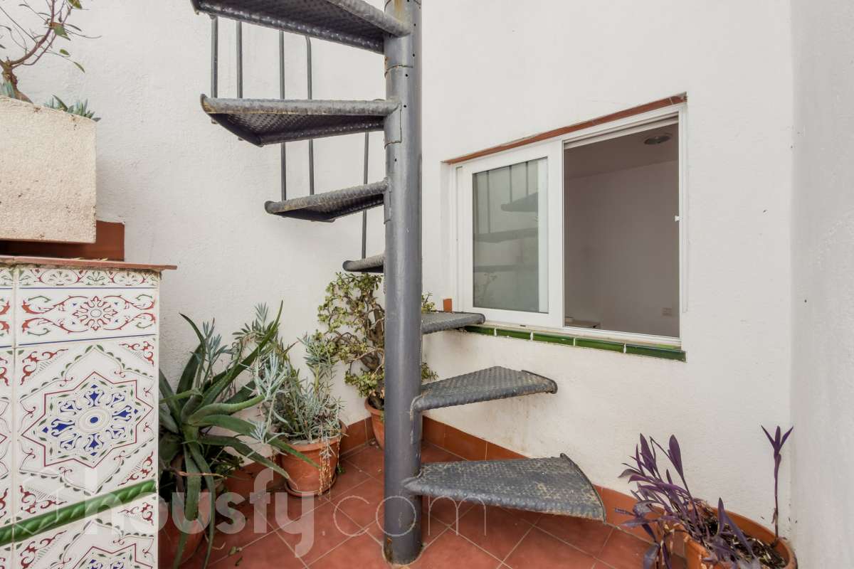 Housfy vende 🏡 casa luminosa ubicada en Badalona, la cuál consta de 209m2 útiles (verificados con la Dirección General de Catastro). Construida en el año: 2006. Distribución de estancias -Salón-comedor -4 Dormitorios -3 Baños -Cocina equipada Características específicas -Aire acondicionado -Calefacción -Balcón -Terraza Zona y entorno Respecto a la ubicación, se sitúa en Badalona municipio de Barcelona. Esta propiedad se encuentra cerca de transporte público, colegios, supermercados y farmacias. Aviso legal El precio de venta no incluye gastos de la compraventa como notaría, registro, impuestos, ni tampoco honorarios agencia. Esta publicación no es vinculante. Consulta siempre la nota simple con Housfy antes de formalizar la compraventa. Sobre nosotros Housfy es la plataforma integral de servicios inmobiliarios. Nuestra combinación de expertos y tecnología pone al alcance de todo el mundo servicios cómodos, claros y seguros. AICAT número: 7922. Nos encargamos de la gestión y asesoramiento de la compra. ¡Olvídate de todo! Hacemos los trámites por ti. Y, si además necesitas financiación, ponemos a tu disposición un bróker hipotecario para ayudarte a conseguir las mejores condiciones para tu perfil económico. ¿Quieres visitarla? Contacta con Housfy y agenda tu visita sin compromiso. Más información en: housfy.com En cumplimiento de la Ley 8/2026 en Cataluña, el certificado de presencia o ausencia de amianto se encuentra en proceso de tramitación.-47