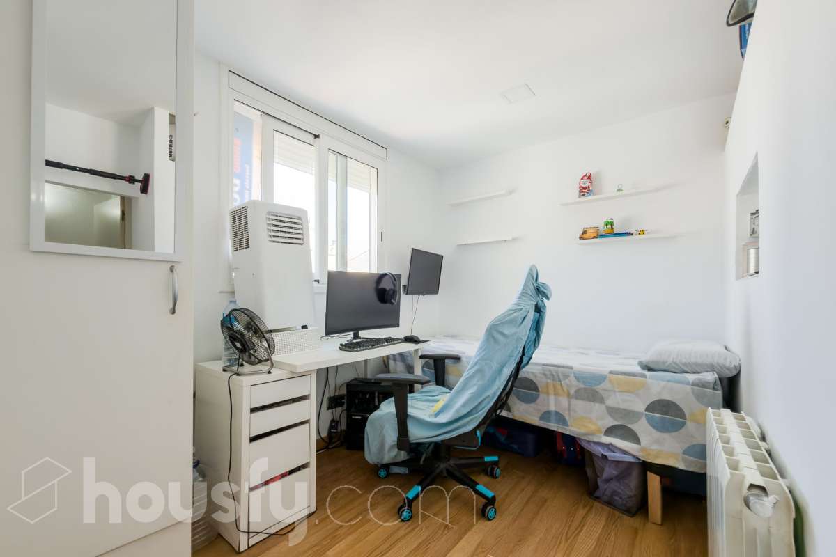 Housfy vende 🏡 casa luminosa ubicada en Badalona, la cuál consta de 209m2 útiles (verificados con la Dirección General de Catastro). Construida en el año: 2006. Distribución de estancias -Salón-comedor -4 Dormitorios -3 Baños -Cocina equipada Características específicas -Aire acondicionado -Calefacción -Balcón -Terraza Zona y entorno Respecto a la ubicación, se sitúa en Badalona municipio de Barcelona. Esta propiedad se encuentra cerca de transporte público, colegios, supermercados y farmacias. Aviso legal El precio de venta no incluye gastos de la compraventa como notaría, registro, impuestos, ni tampoco honorarios agencia. Esta publicación no es vinculante. Consulta siempre la nota simple con Housfy antes de formalizar la compraventa. Sobre nosotros Housfy es la plataforma integral de servicios inmobiliarios. Nuestra combinación de expertos y tecnología pone al alcance de todo el mundo servicios cómodos, claros y seguros. AICAT número: 7922. Nos encargamos de la gestión y asesoramiento de la compra. ¡Olvídate de todo! Hacemos los trámites por ti. Y, si además necesitas financiación, ponemos a tu disposición un bróker hipotecario para ayudarte a conseguir las mejores condiciones para tu perfil económico. ¿Quieres visitarla? Contacta con Housfy y agenda tu visita sin compromiso. Más información en: housfy.com En cumplimiento de la Ley 8/2026 en Cataluña, el certificado de presencia o ausencia de amianto se encuentra en proceso de tramitación.-19