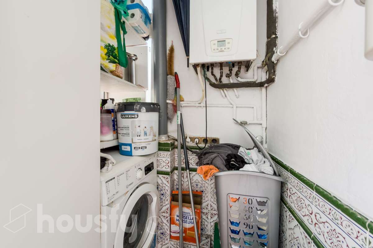 Housfy vende 🏡 casa luminosa ubicada en Badalona, la cuál consta de 209m2 útiles (verificados con la Dirección General de Catastro). Construida en el año: 2006. Distribución de estancias -Salón-comedor -4 Dormitorios -3 Baños -Cocina equipada Características específicas -Aire acondicionado -Calefacción -Balcón -Terraza Zona y entorno Respecto a la ubicación, se sitúa en Badalona municipio de Barcelona. Esta propiedad se encuentra cerca de transporte público, colegios, supermercados y farmacias. Aviso legal El precio de venta no incluye gastos de la compraventa como notaría, registro, impuestos, ni tampoco honorarios agencia. Esta publicación no es vinculante. Consulta siempre la nota simple con Housfy antes de formalizar la compraventa. Sobre nosotros Housfy es la plataforma integral de servicios inmobiliarios. Nuestra combinación de expertos y tecnología pone al alcance de todo el mundo servicios cómodos, claros y seguros. AICAT número: 7922. Nos encargamos de la gestión y asesoramiento de la compra. ¡Olvídate de todo! Hacemos los trámites por ti. Y, si además necesitas financiación, ponemos a tu disposición un bróker hipotecario para ayudarte a conseguir las mejores condiciones para tu perfil económico. ¿Quieres visitarla? Contacta con Housfy y agenda tu visita sin compromiso. Más información en: housfy.com En cumplimiento de la Ley 8/2026 en Cataluña, el certificado de presencia o ausencia de amianto se encuentra en proceso de tramitación.-57